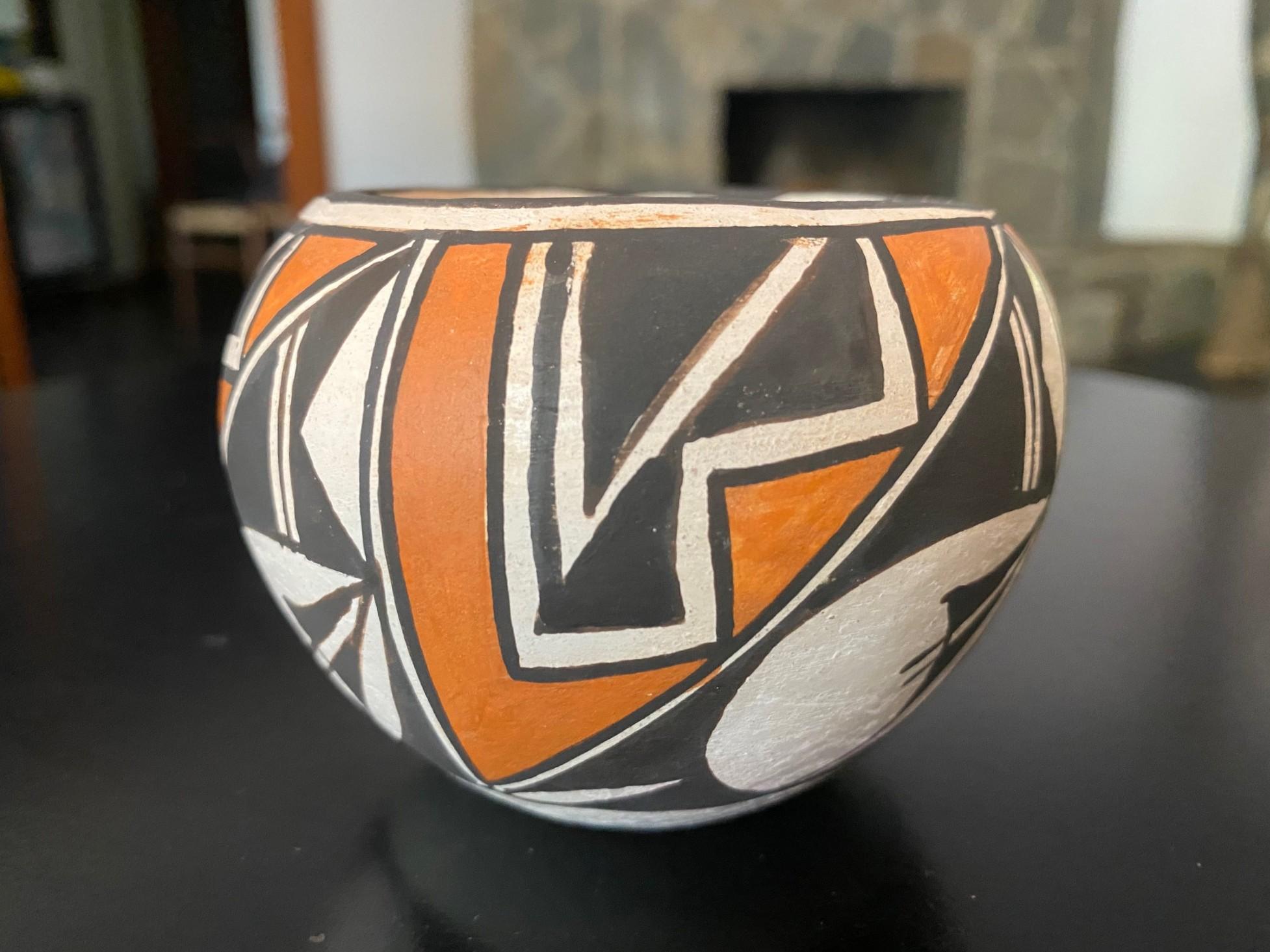 Doris Concho Patricio Signed Native American Acoma Pueblo Southwest Pottery Bowl In Good Condition For Sale In Studio City, CA