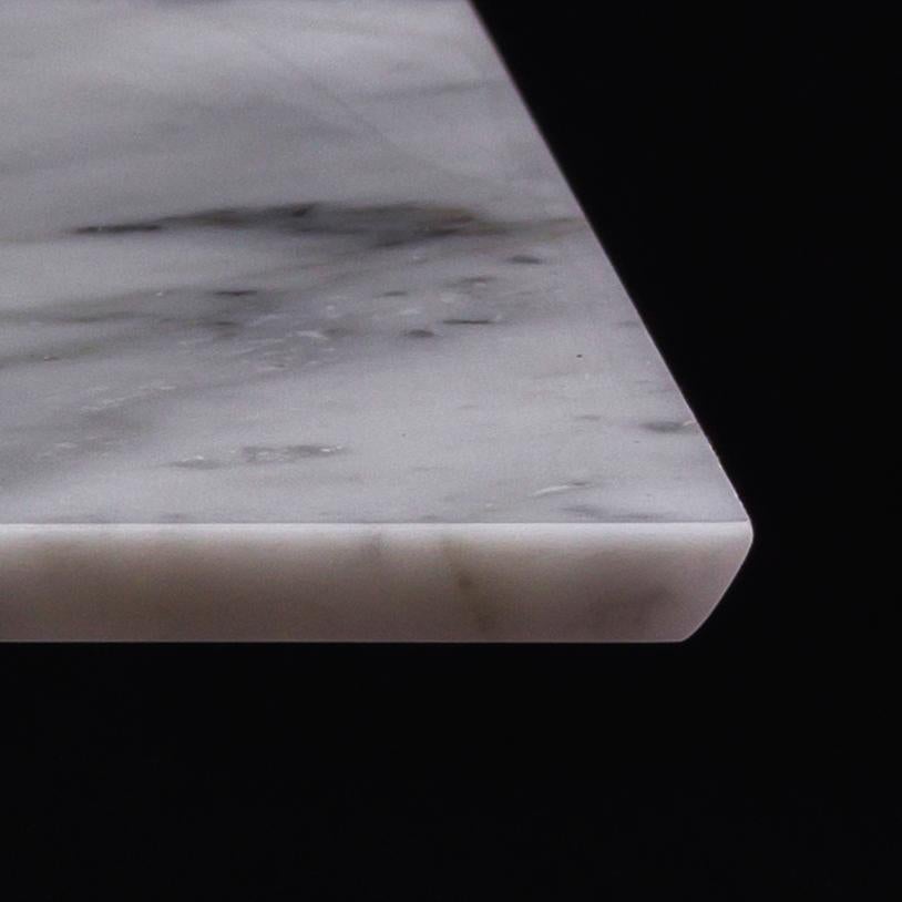 Noirci Table de salle à manger Doris à double piédestal en marbre de Carrare blanc et aluminium moulé en vente