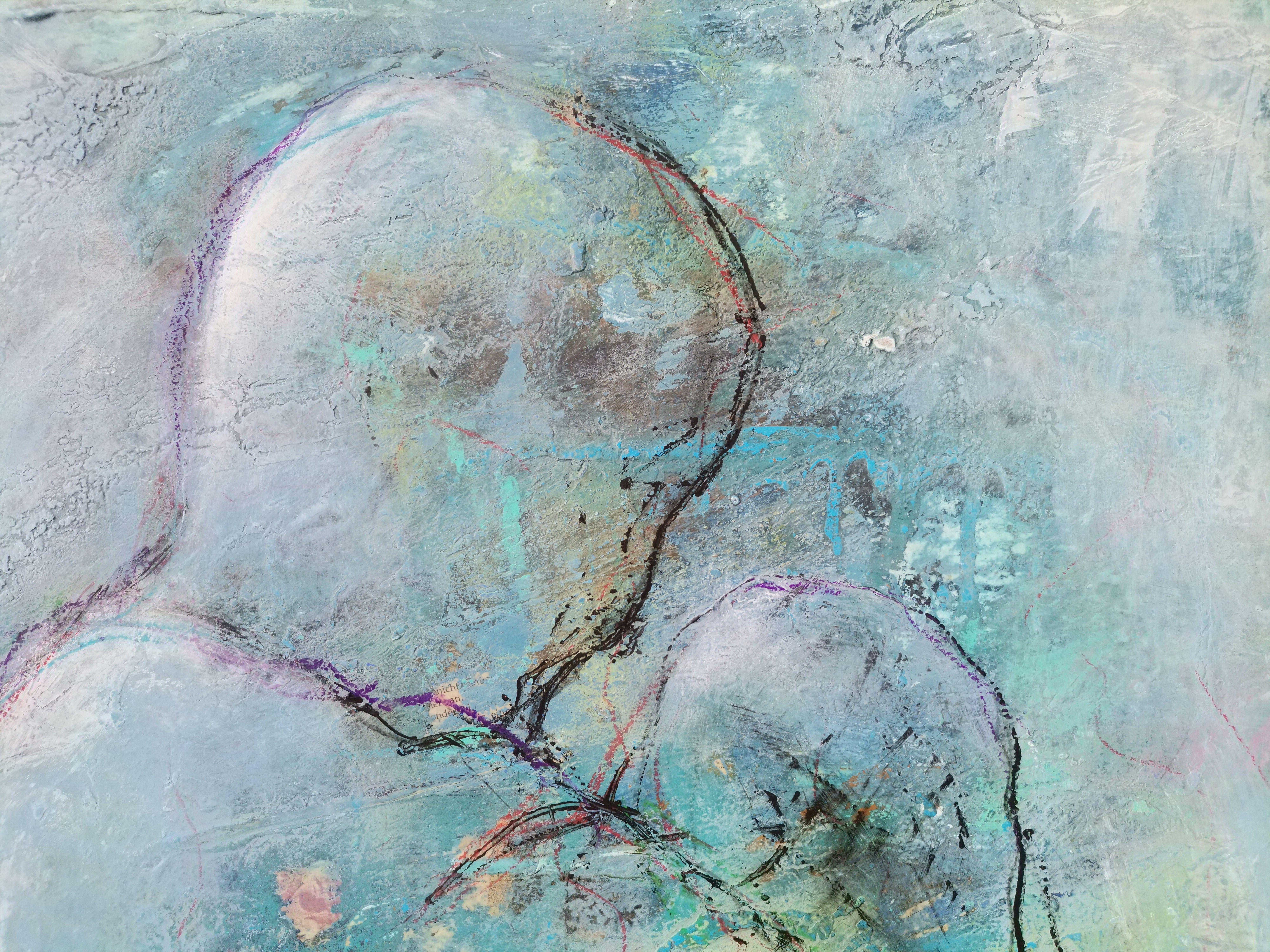 C'était censé être une peinture abstraite comme la plupart de mes œuvres d'art, mais j'ai soudain eu ce désir d'y voir des personnes. Je me contentais donc de dessiner leur silhouette et cela m'a permis de me sentir très proche d'elle. Le tableau