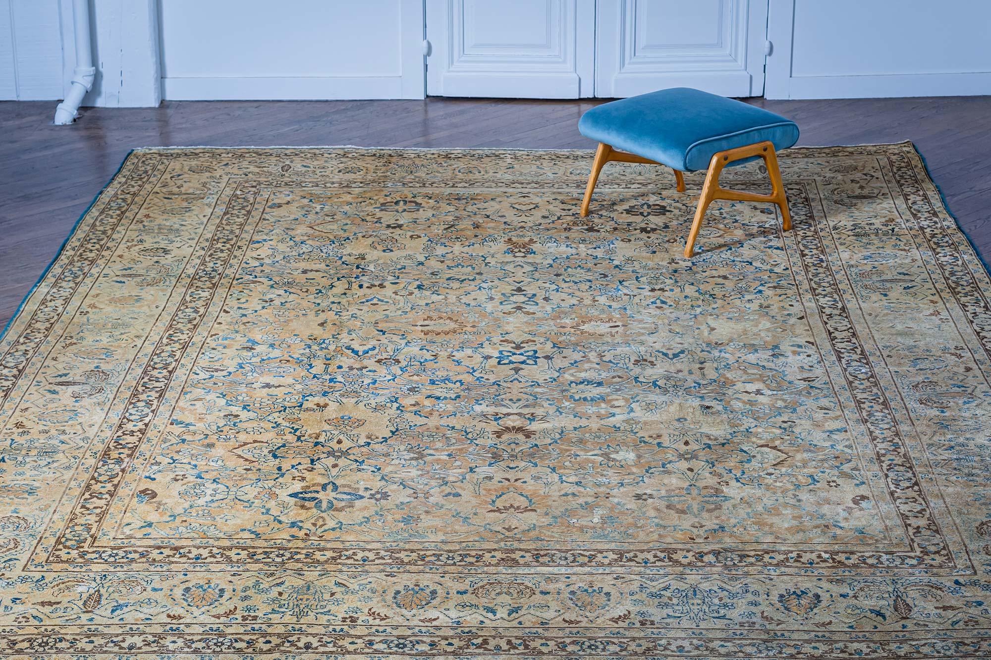 Antiker persischer Meshad Botanic, Blau, Braun Handgeknüpfter Wollteppich
Größe: 10'3