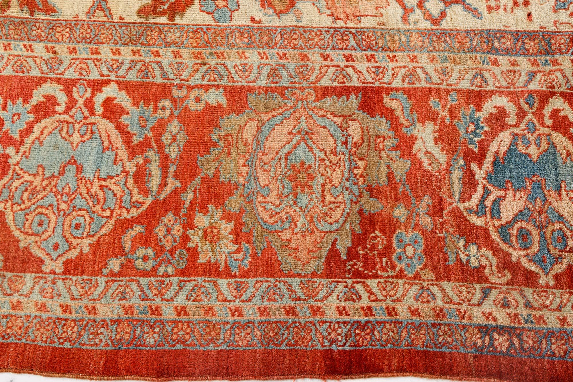 Persischer Sultanabad-Teppich aus beigefarbener, blauer, brauner, rosafarbener und roter handgewebter Wolle aus der Zeit um 1900 
(Größe angepasst).
Das Hauptfeld dieses Sultanabad-Teppichs aus der Zeit um 1900 wird von einem botanischen