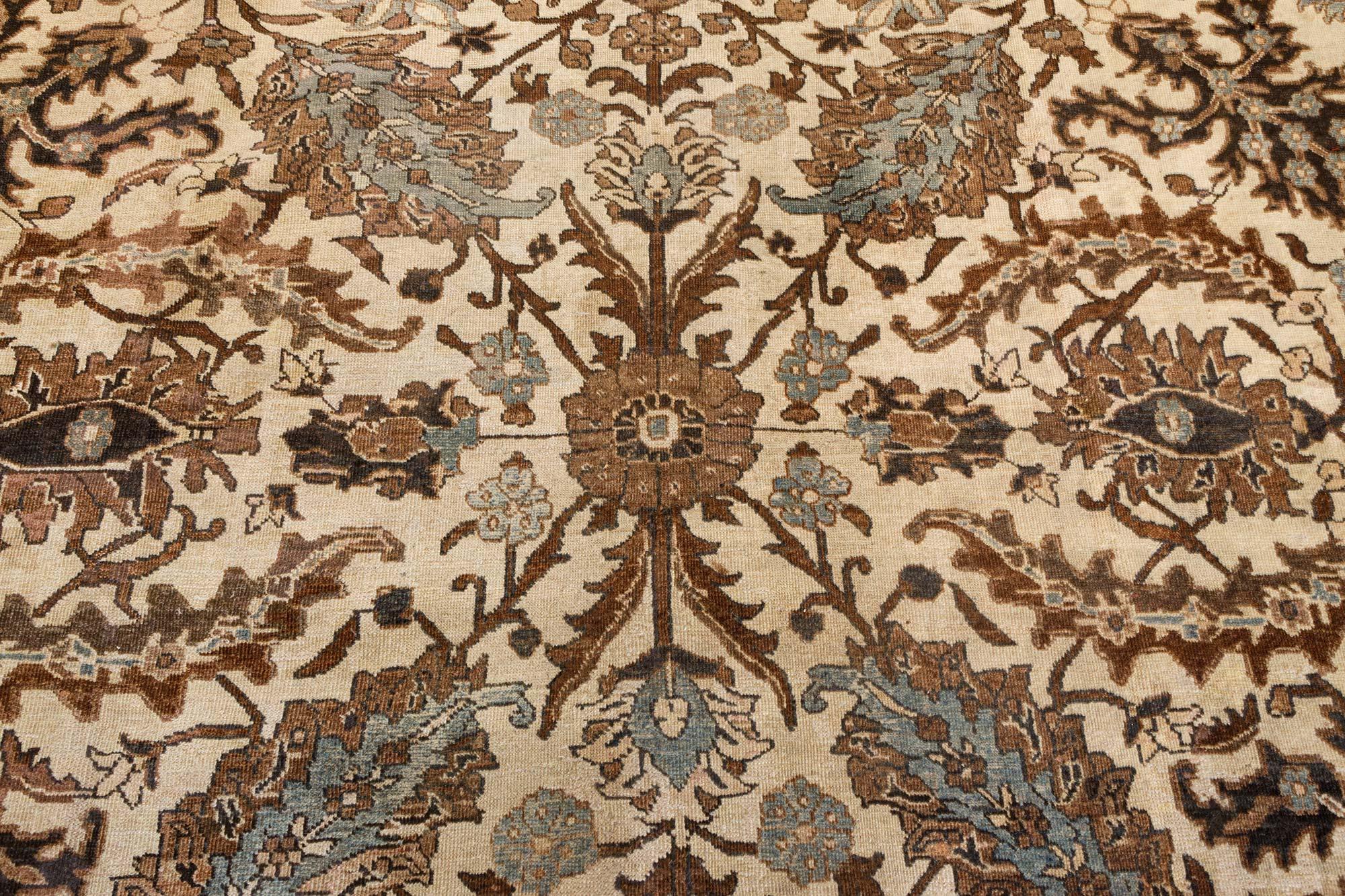 Authentischer elfenbeinfarbener, blauer und brauner handgefertigter Wollteppich aus Täbris um 1900
Größe: 11'3