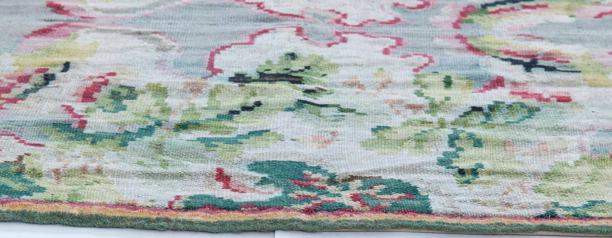 Moldave Tapis Bessarabie du 19ème siècle en laine à motifs floraux Doris Leslie Blau en vente
