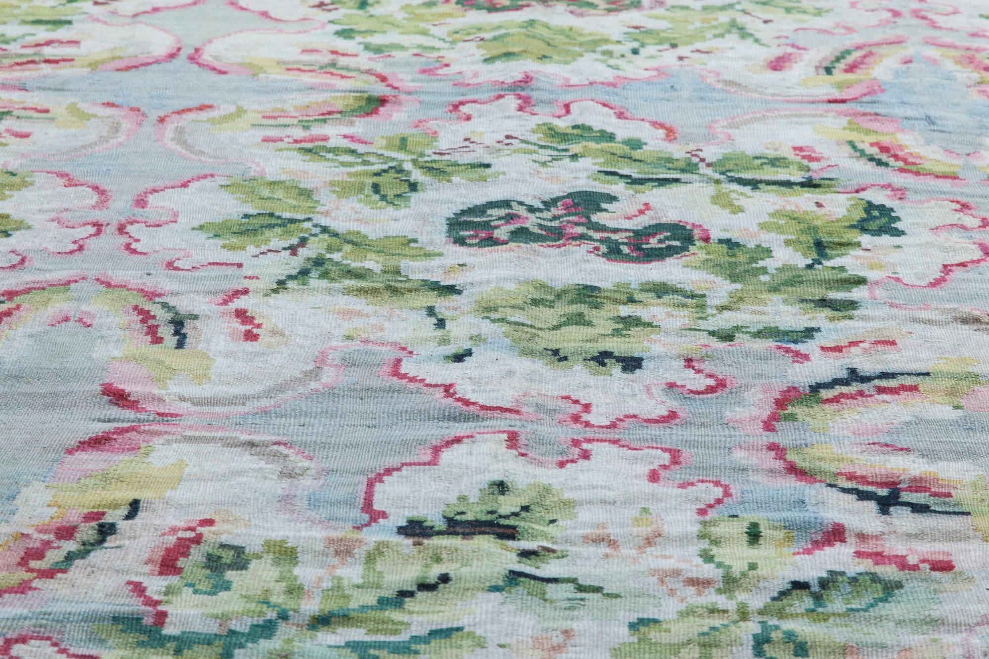 Noué à la main Tapis Bessarabie du 19ème siècle en laine à motifs floraux Doris Leslie Blau en vente