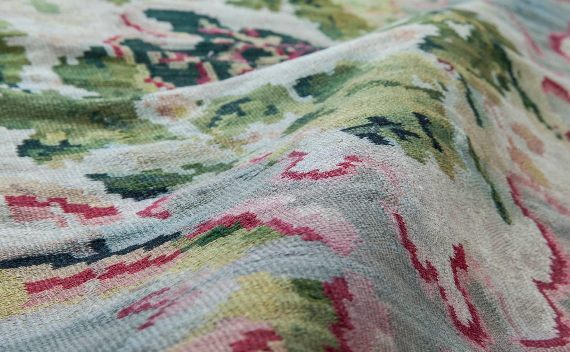 Laine Tapis Bessarabie du 19ème siècle en laine à motifs floraux Doris Leslie Blau en vente