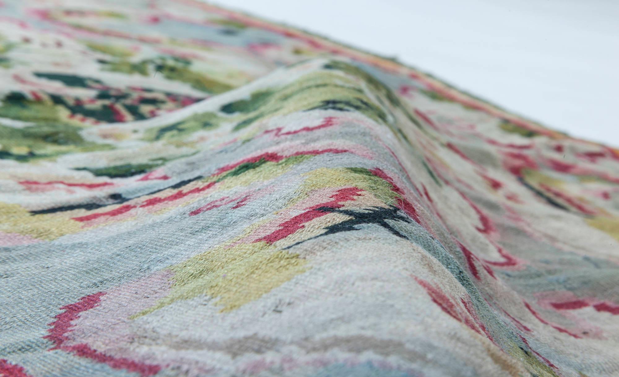 Tapis Bessarabie du 19ème siècle en laine à motifs floraux Doris Leslie Blau en vente 1