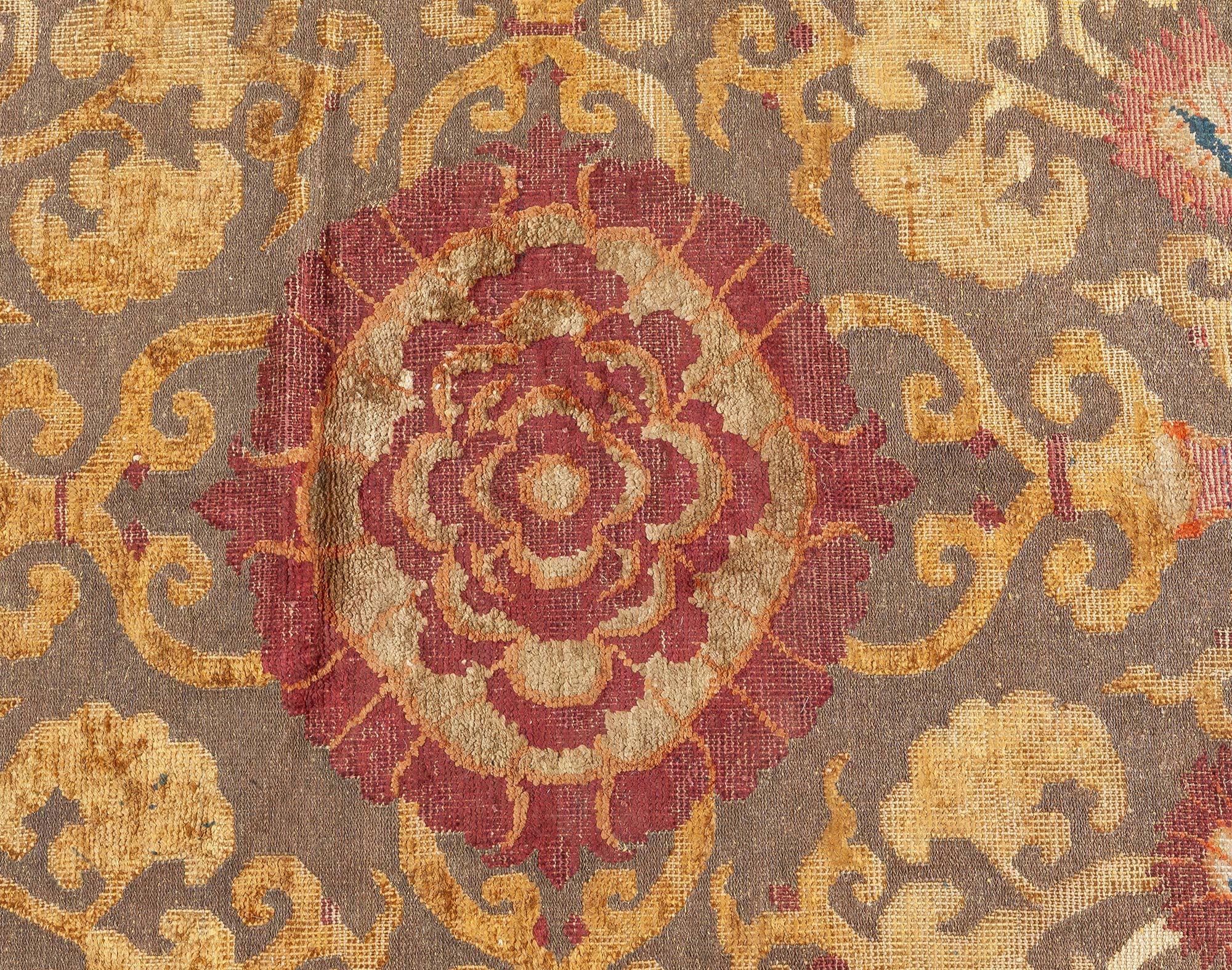 Tapis chinois du XIXe siècle en métal et soie à motifs floraux Tapis à fils
Taille : 5'0