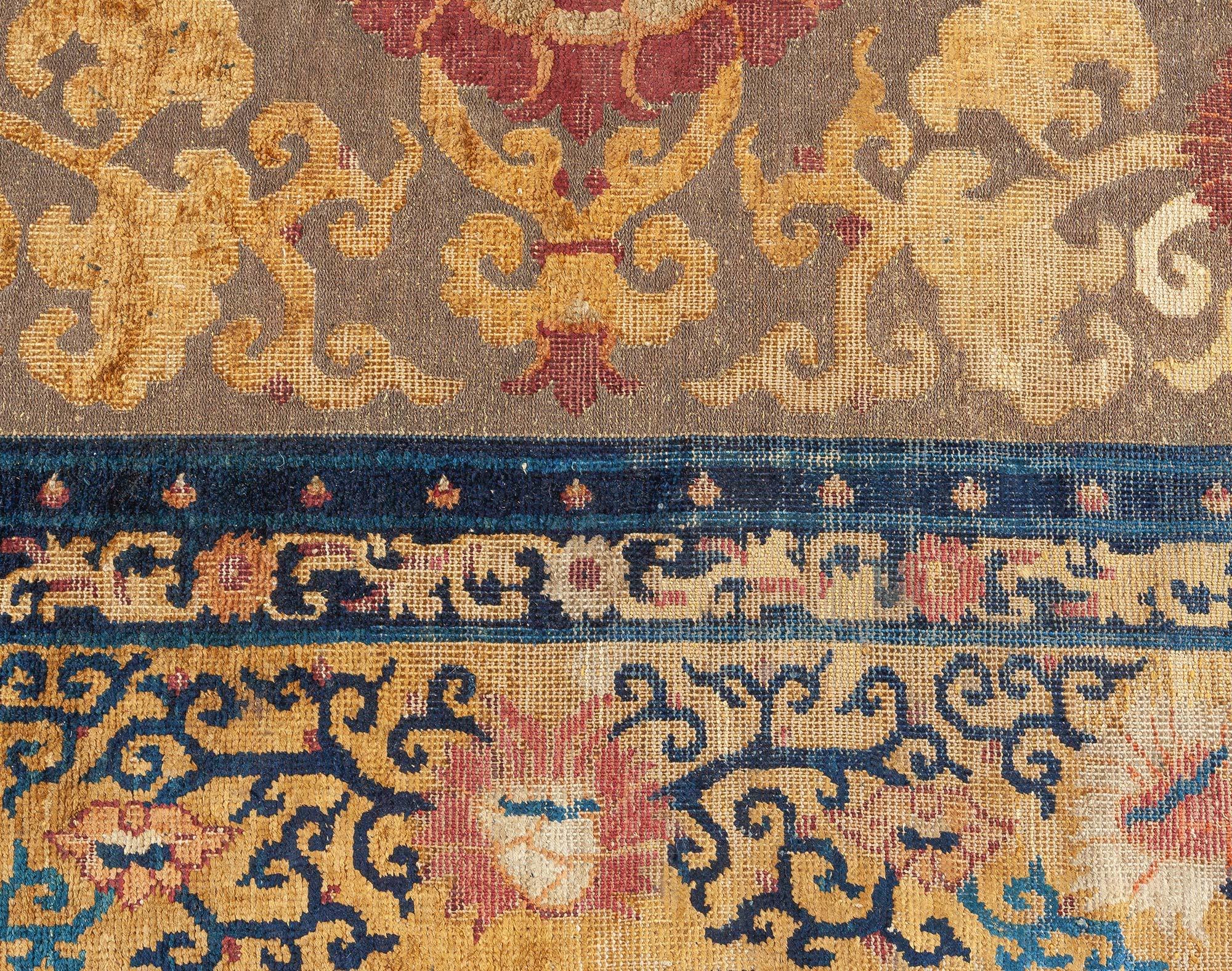 Chinois Tapis chinois du 19ème siècle en fil de métal à motifs floraux Doris Leslie Blau en vente