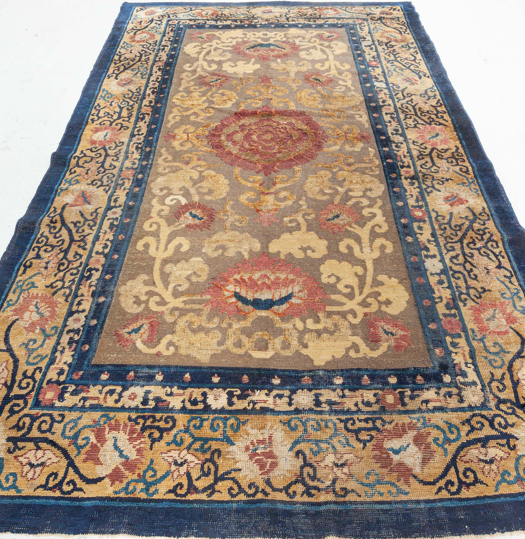 Noué à la main Tapis chinois du 19ème siècle en fil de métal à motifs floraux Doris Leslie Blau en vente