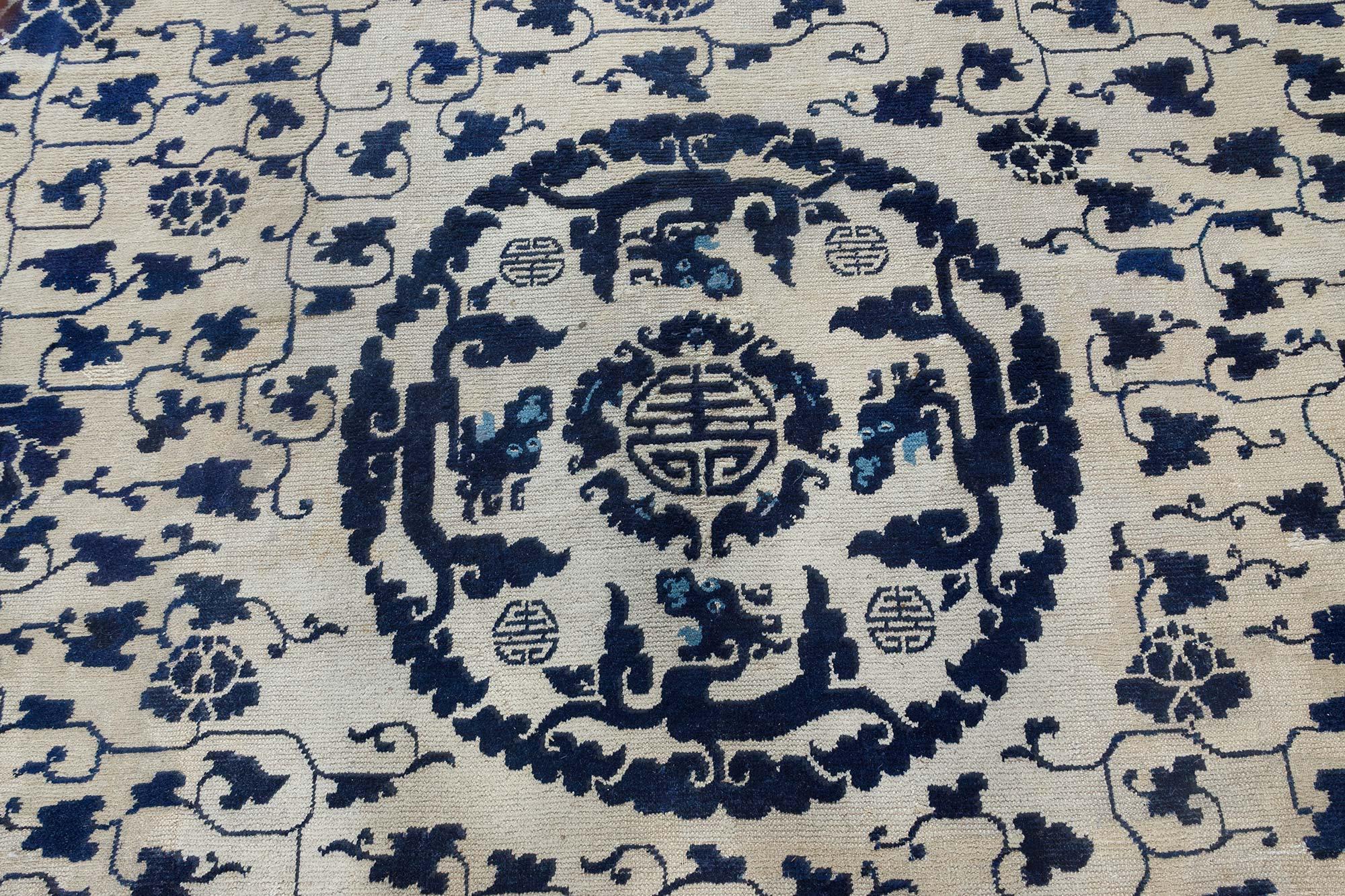 Tapis chinois en laine du 19e siècle, bleu indigo et ivoire, fait à la main
Taille : 11'0