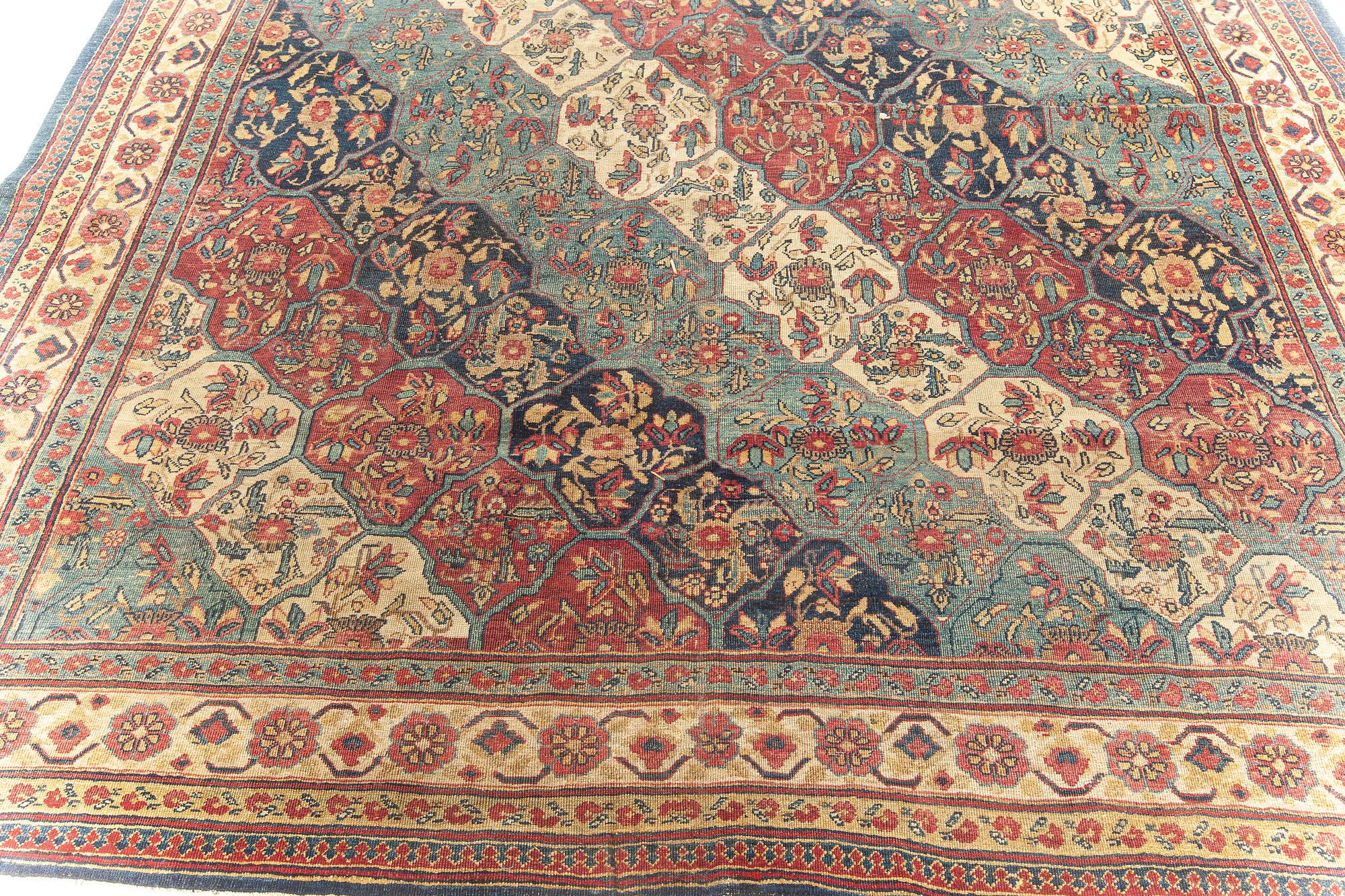 Annodato a mano Doris Leslie Blau Tappeto in lana intrecciata a mano del XIX secolo Kirman rosso e blu in vendita