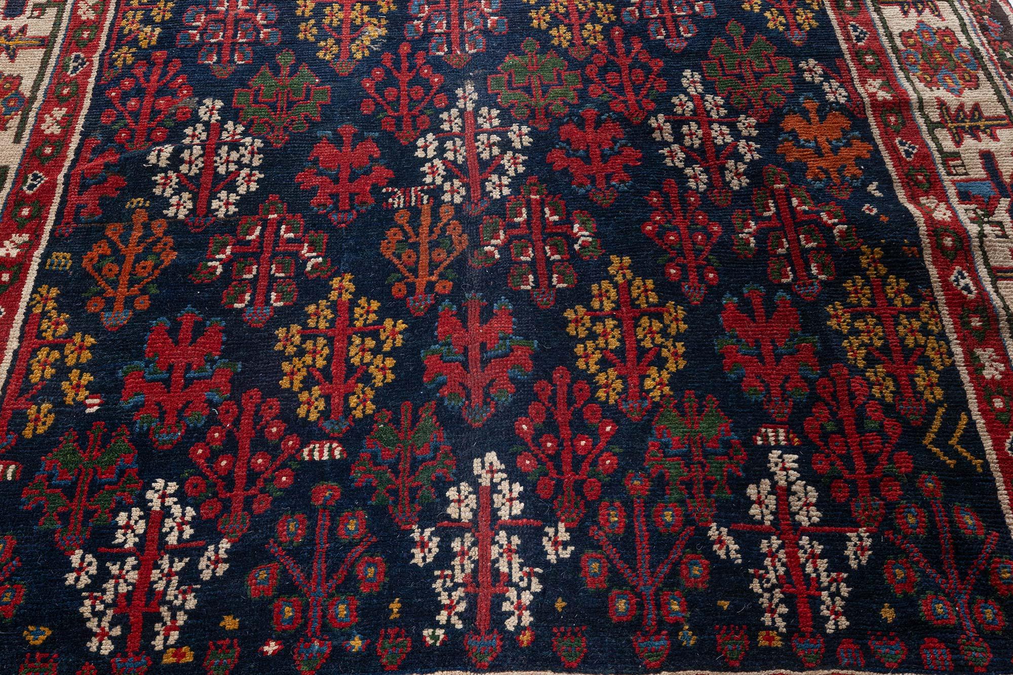 XIXe siècle Doris Leslie Blau Tapis en laine tissé à la main du 19e siècle, Perse du Nord-Ouest, Botanique en vente