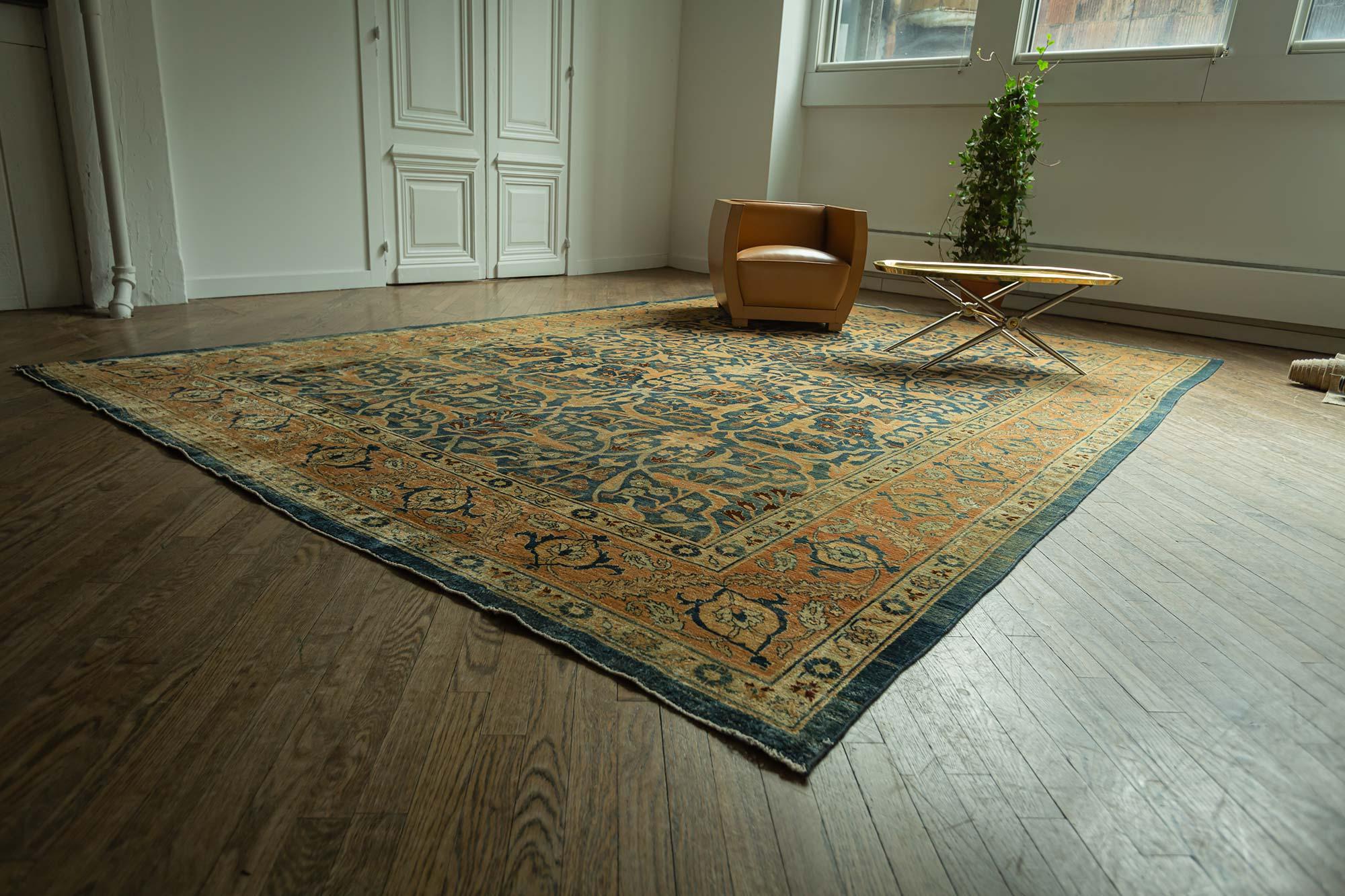 Doris Leslie Blauer persischer Täbris-Wollteppich aus dem 19. Jahrhundert, handgefertigt (Handgeknüpft) im Angebot