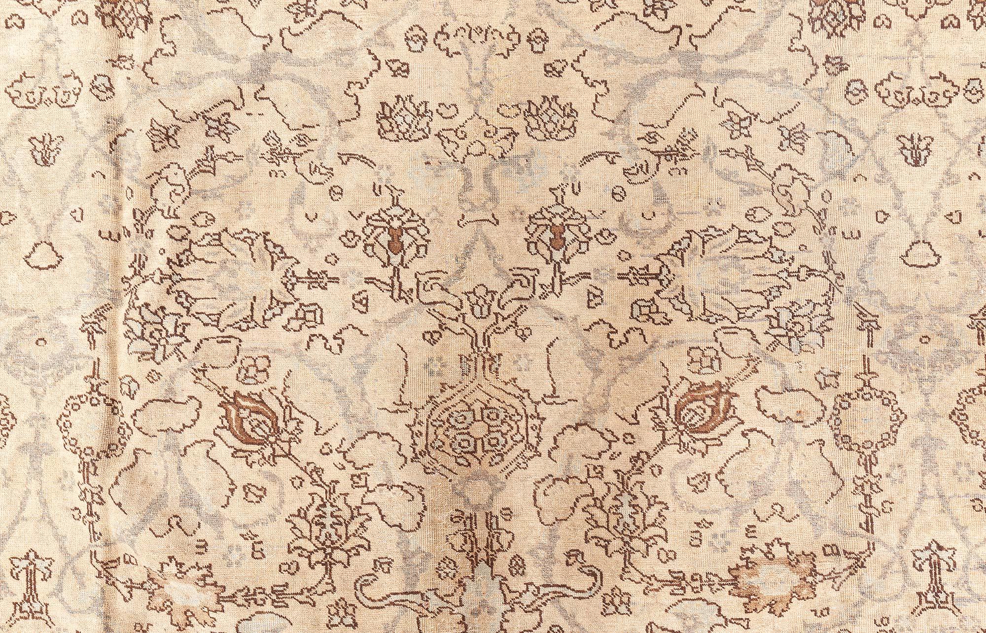 Doris Leslie Blauer persischer Täbris-Handgewebter Wollteppich aus dem 19. Jahrhundert im Zustand „Gut“ im Angebot in New York, NY