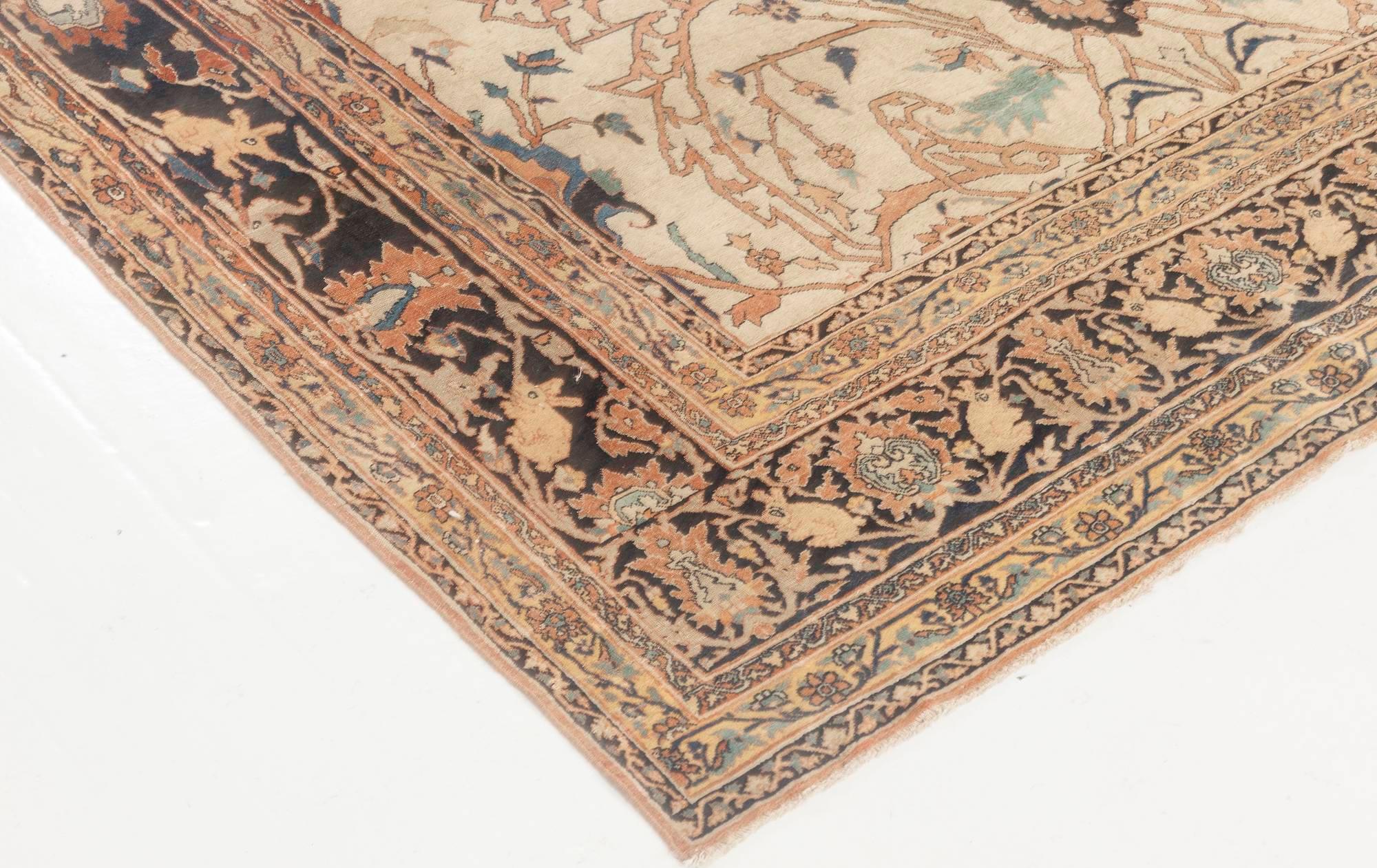 Doris Leslie Blauer persischer Täbris-Handgewebter Wollteppich aus dem 19. Jahrhundert im Zustand „Gut“ im Angebot in New York, NY