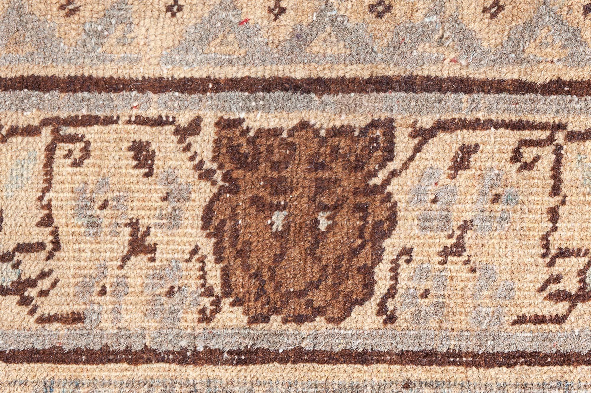 Doris Leslie Blauer persischer Täbris-Handgewebter Wollteppich aus dem 19. Jahrhundert im Angebot 1