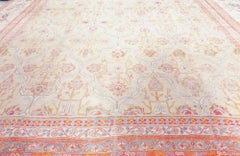 Doris Leslie Blau: Indischer Antiquitäten-Baumwollteppich aus Agra mit Blumenmuster in zartem Beige – um 1920