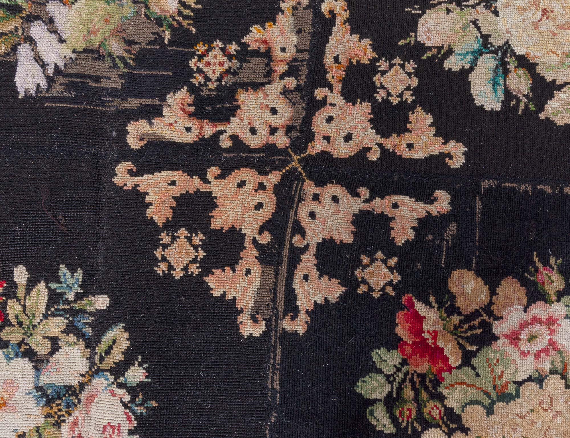 Francese Tappeto botanico Doris Leslie Blau con sfondo nero antico in vendita