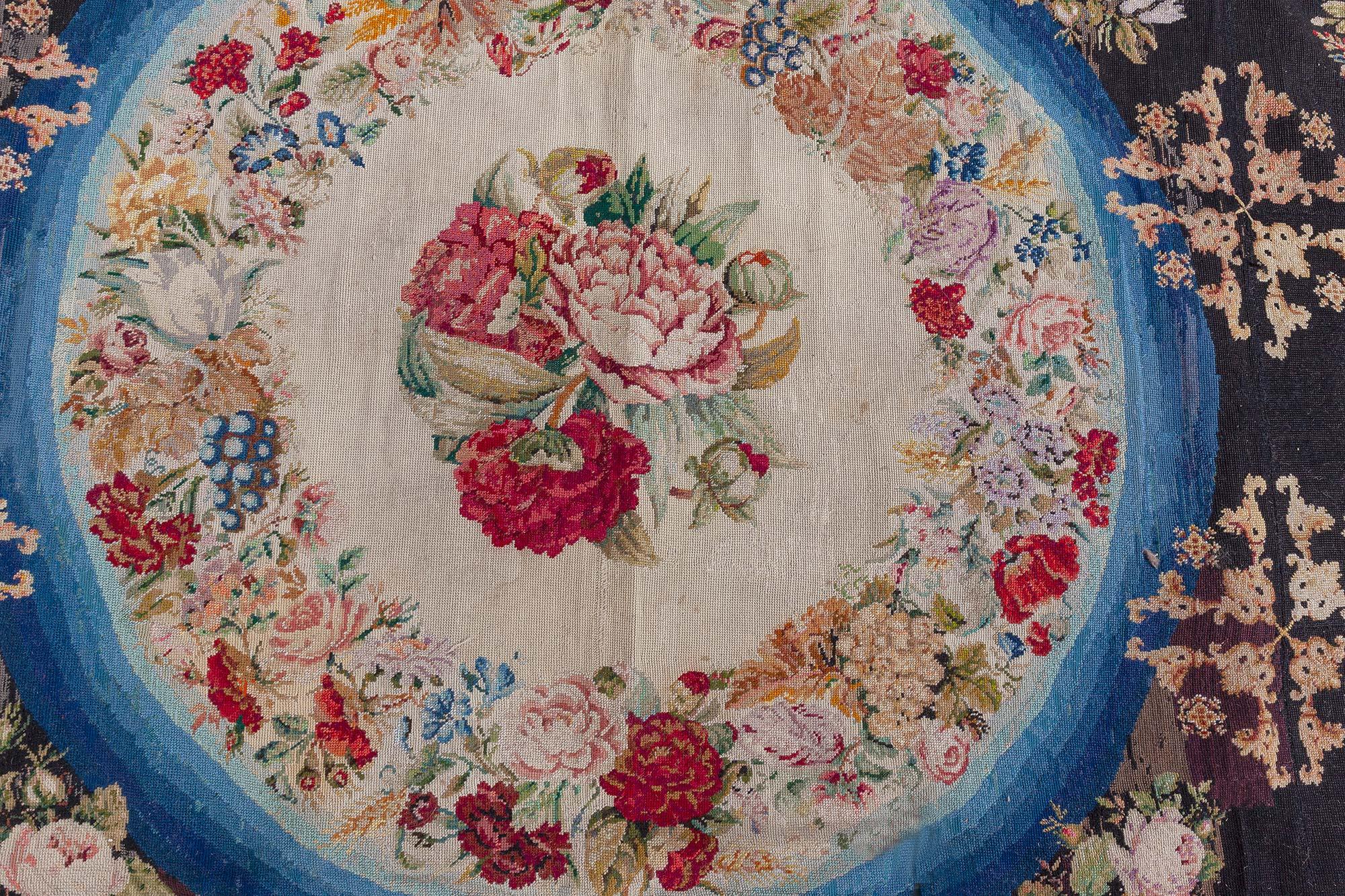 XIX secolo Tappeto botanico Doris Leslie Blau con sfondo nero antico in vendita