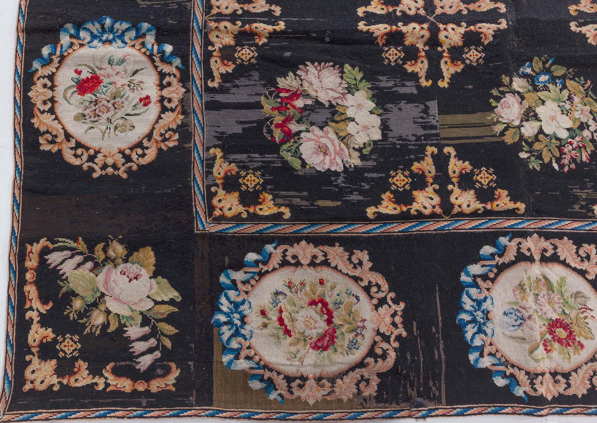 Tappeto botanico Doris Leslie Blau con sfondo nero antico in vendita 1