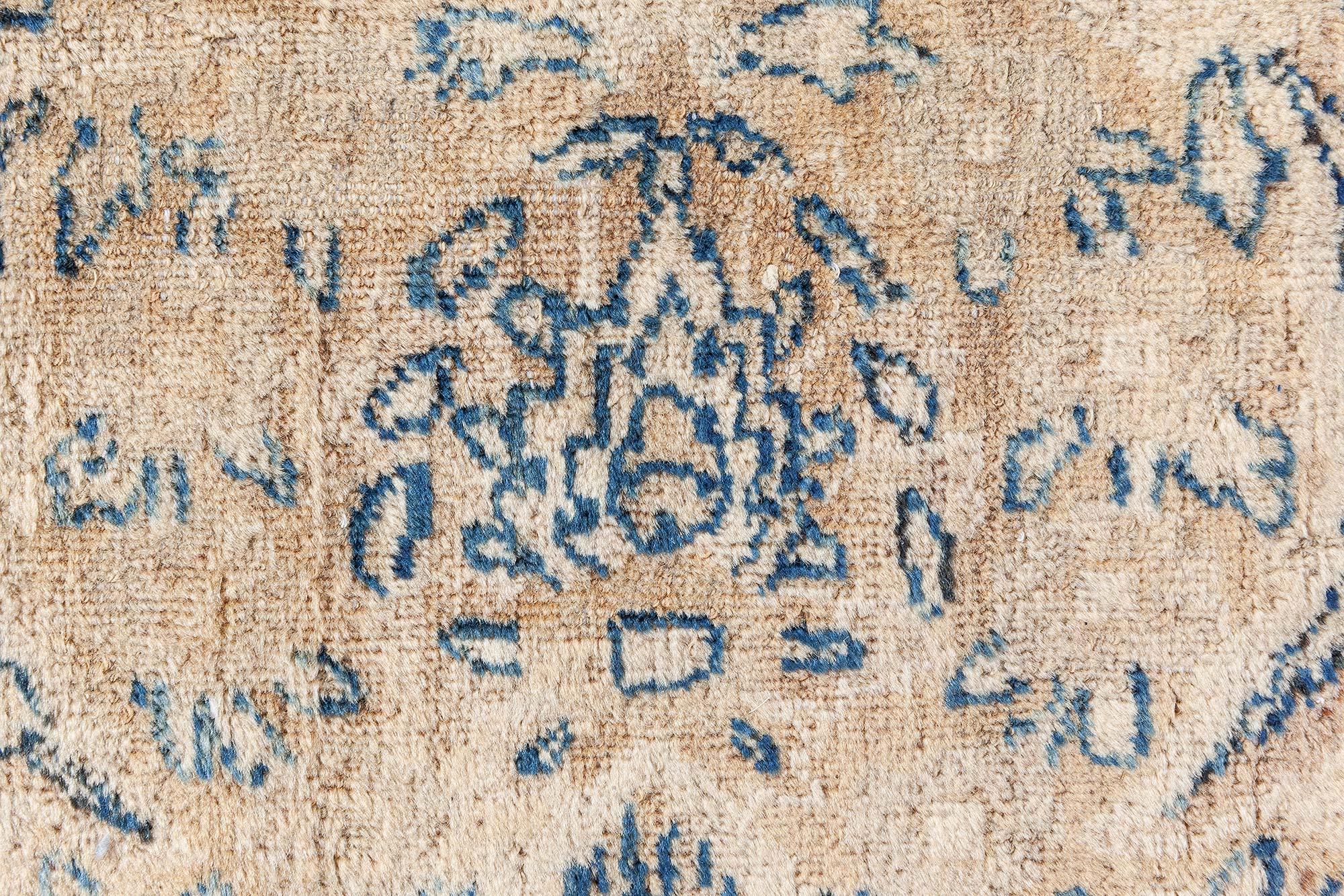 Perse Tapis Kirman persan bleu, beige et ancien Doris Leslie Blau fait à la main en vente