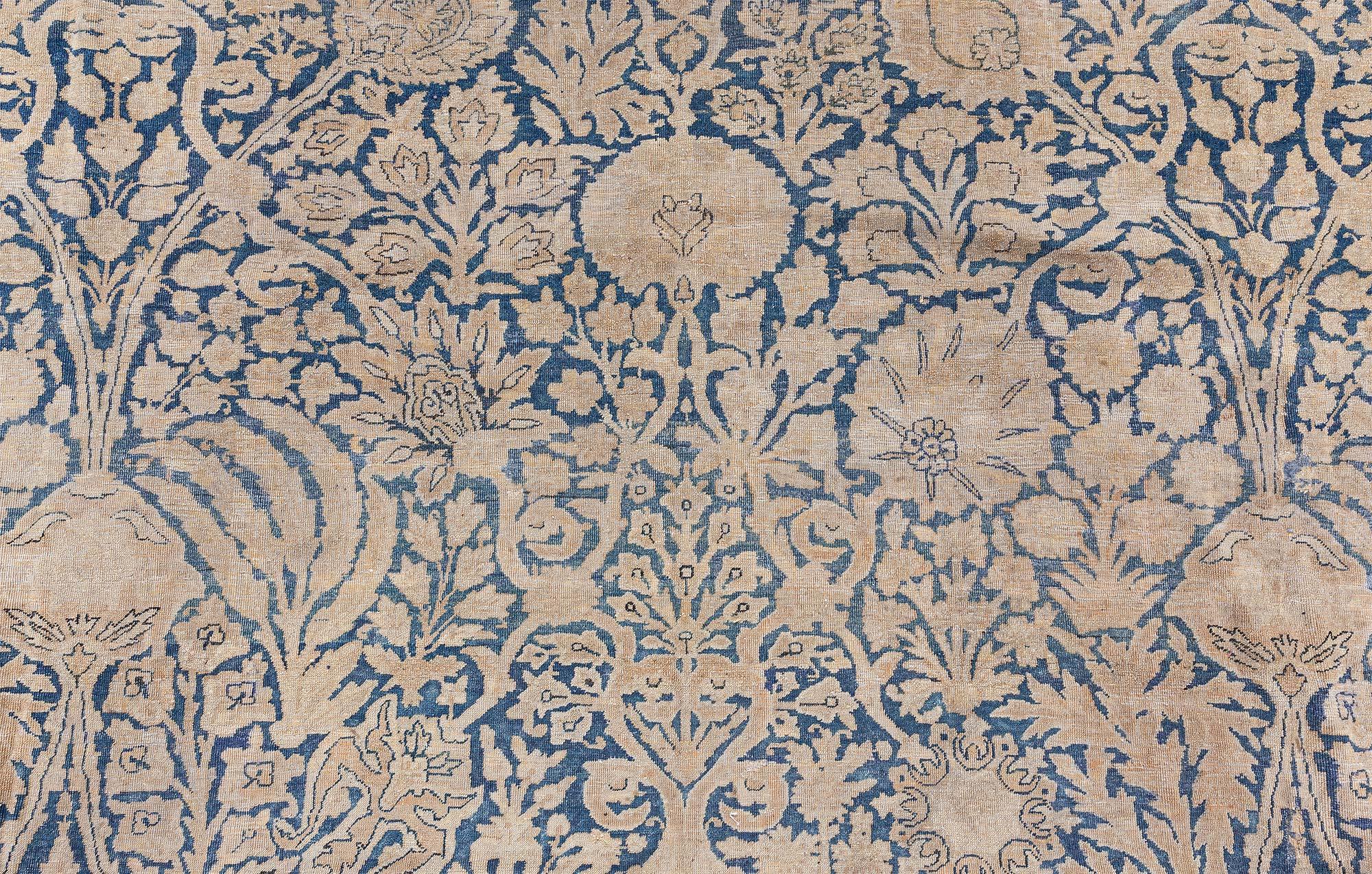 Tissé à la main Tapis Kirman persan bleu, beige et ancien Doris Leslie Blau fait à la main en vente