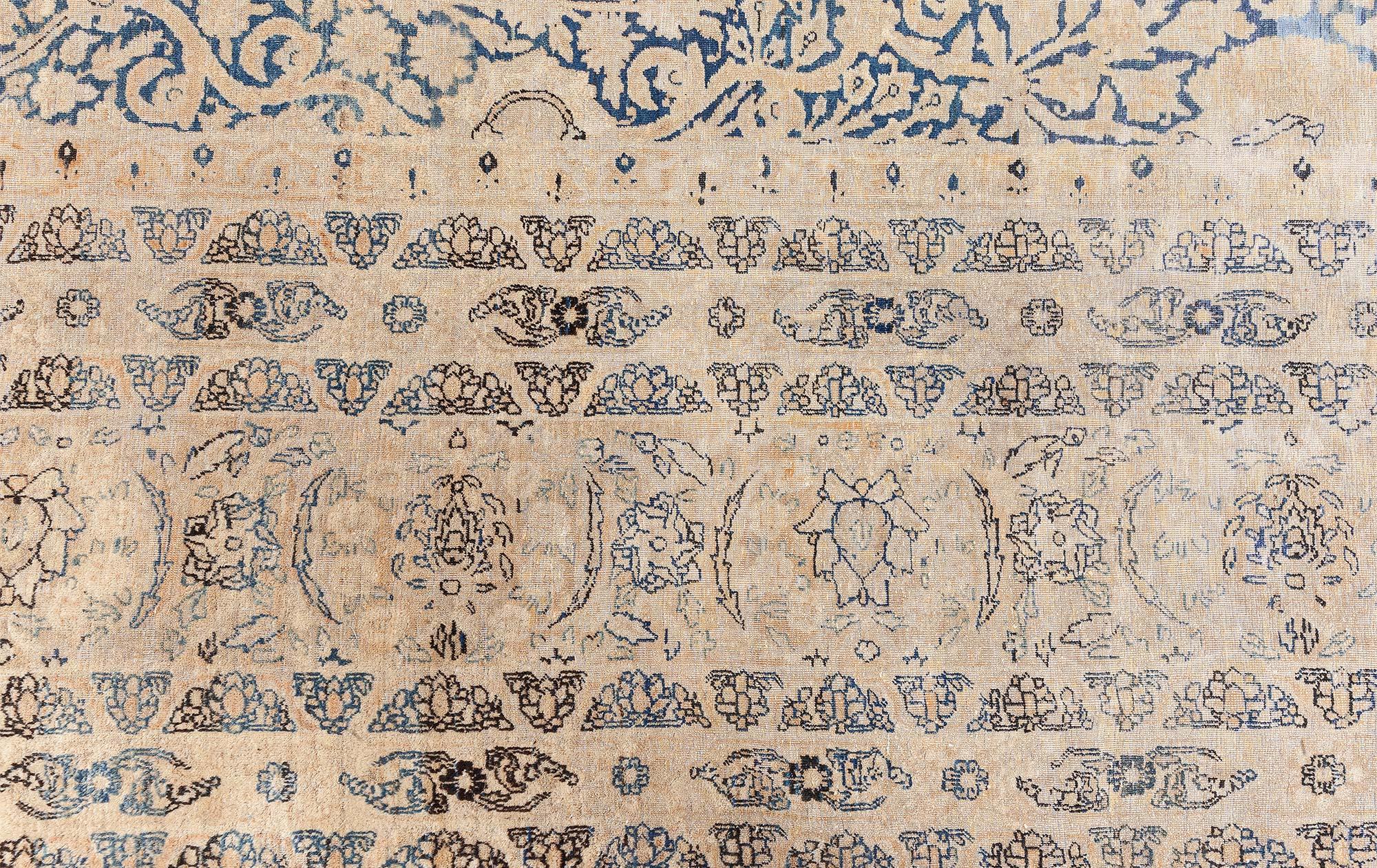 Tapis Kirman persan bleu, beige et ancien Doris Leslie Blau fait à la main Bon état - En vente à New York, NY