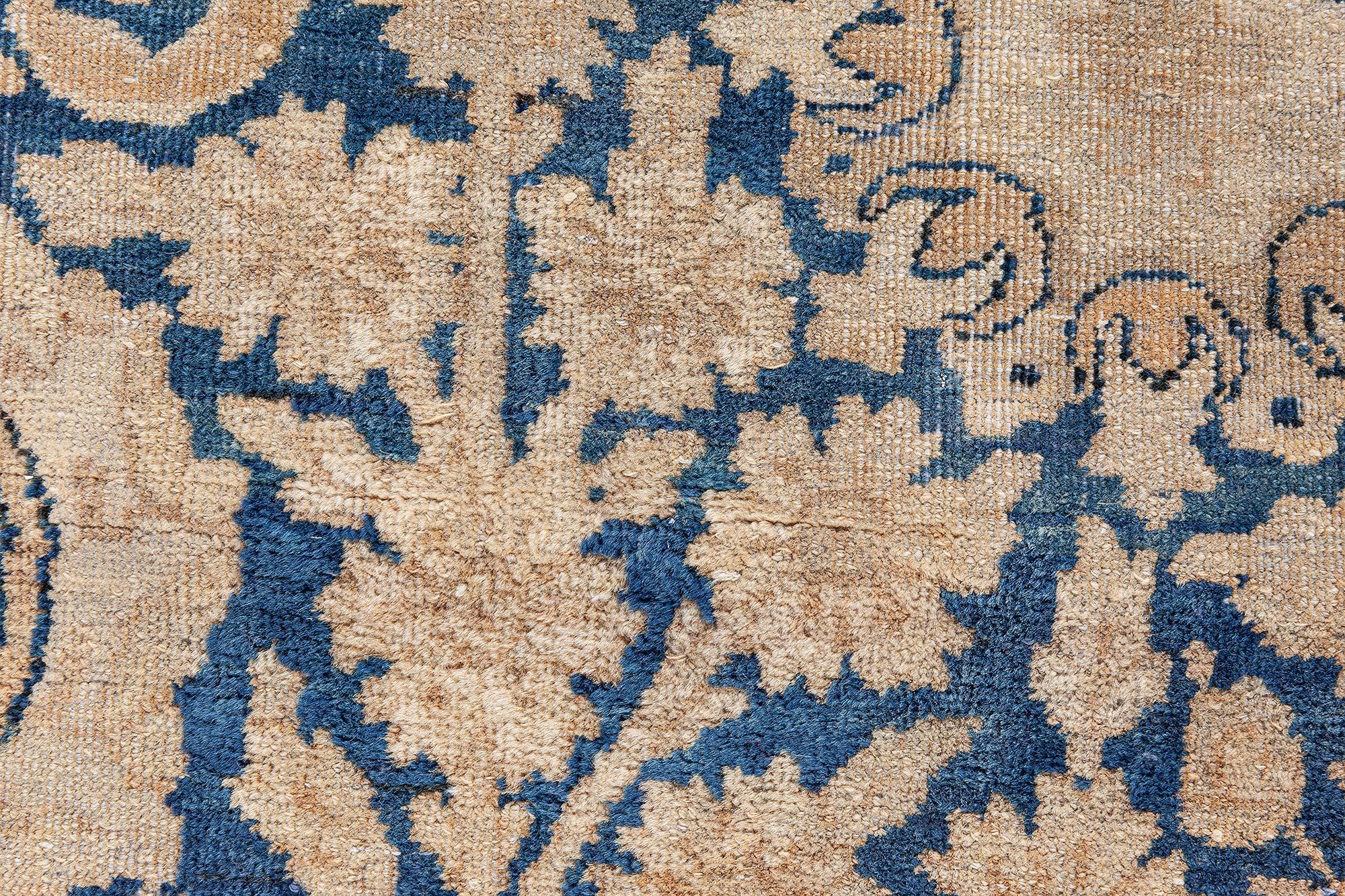 XIXe siècle Tapis Kirman persan bleu, beige et ancien Doris Leslie Blau fait à la main en vente