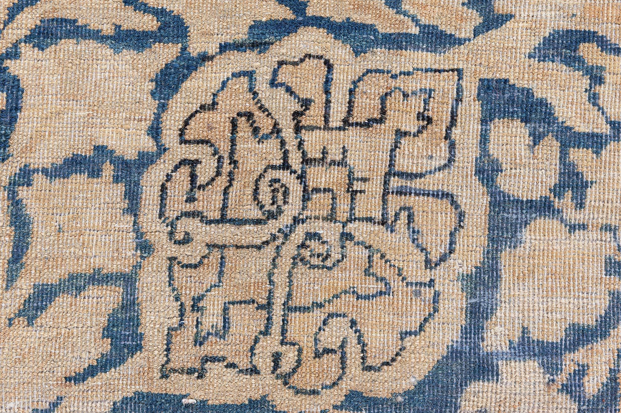 Laine Tapis Kirman persan bleu, beige et ancien Doris Leslie Blau fait à la main en vente