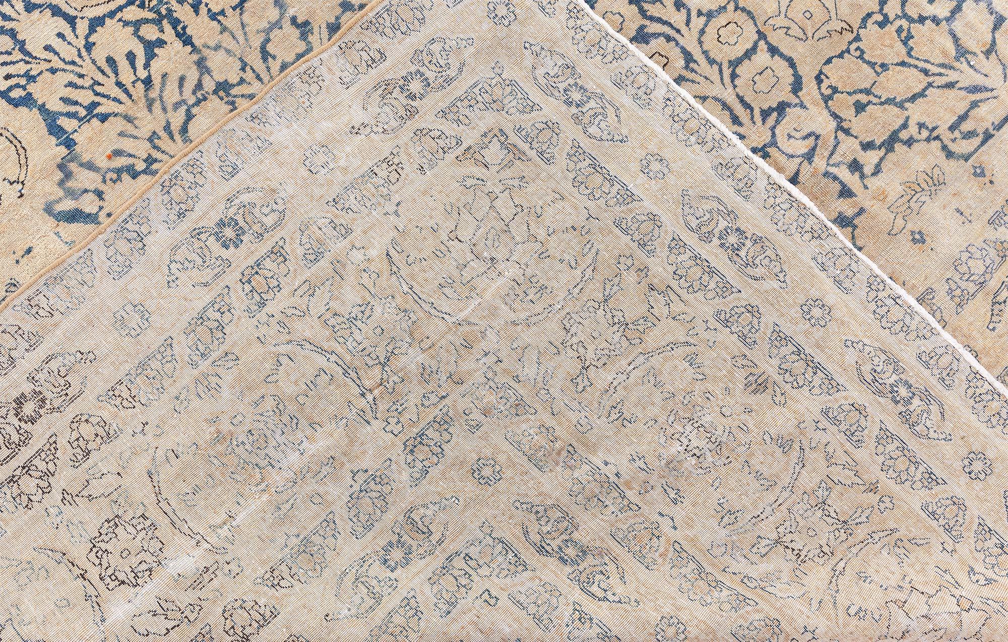 Tapis Kirman persan bleu, beige et ancien Doris Leslie Blau fait à la main en vente 1