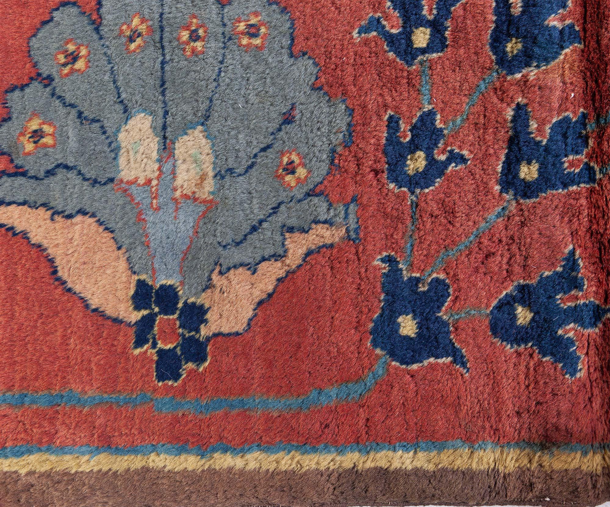 20ième siècle Tapis indien botanique ancien Doris Leslie Blau, taille ajustée en vente