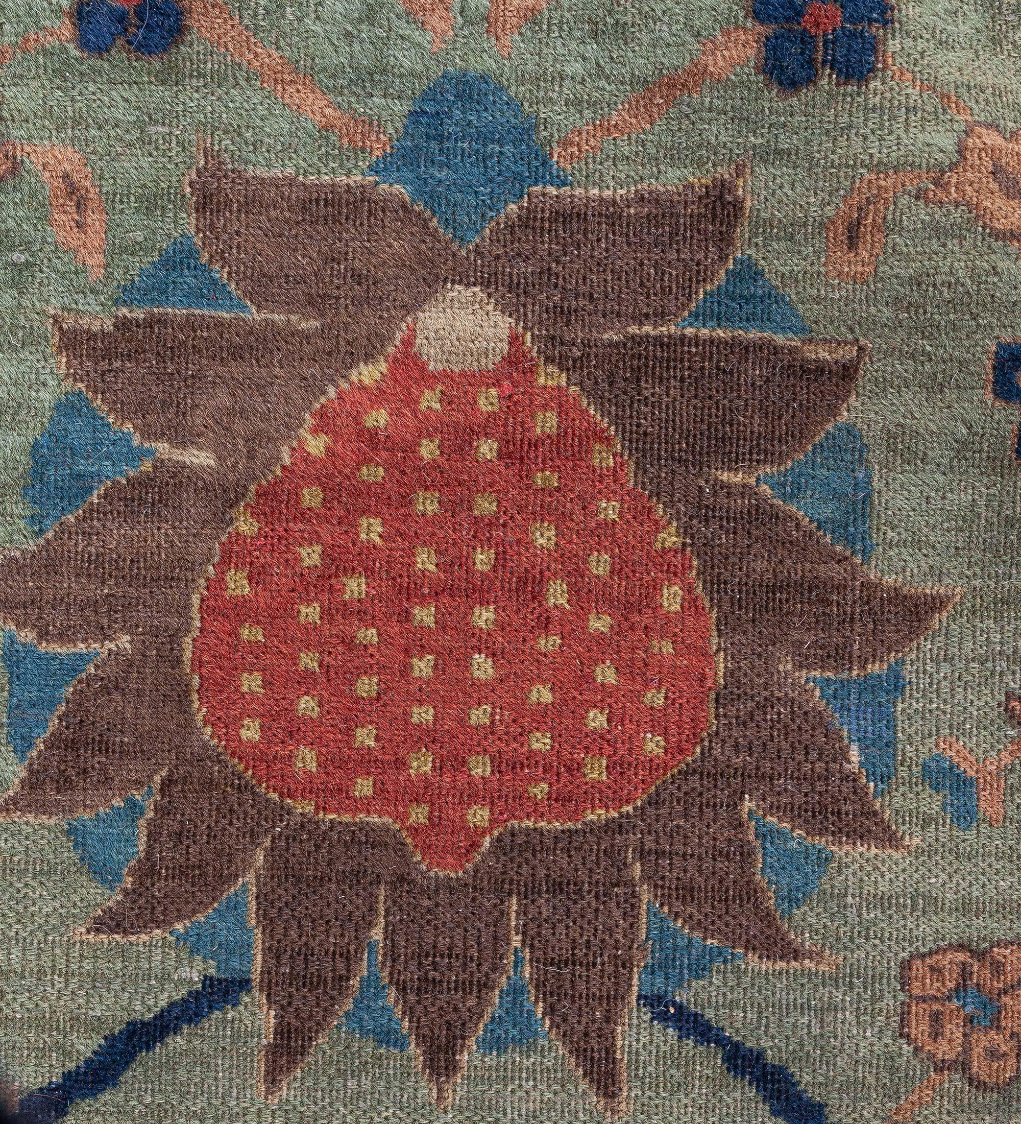 Laine Tapis indien botanique ancien Doris Leslie Blau, taille ajustée en vente