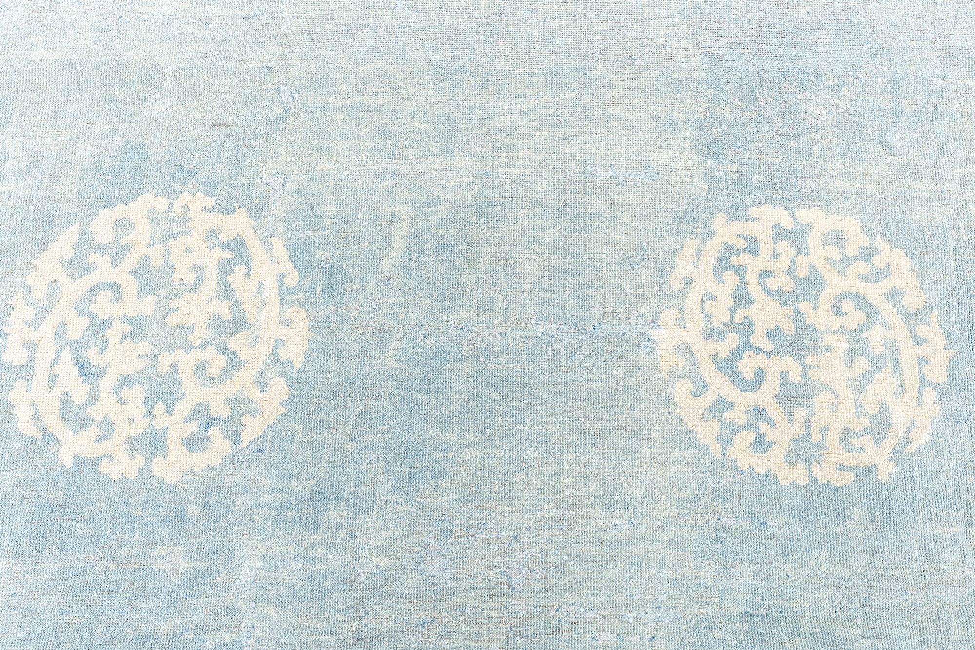 Alfombra china antigua de lana en verde celadón y beige (tamaño ajustado)
Tamaño: 426 × 640 cm (14'0