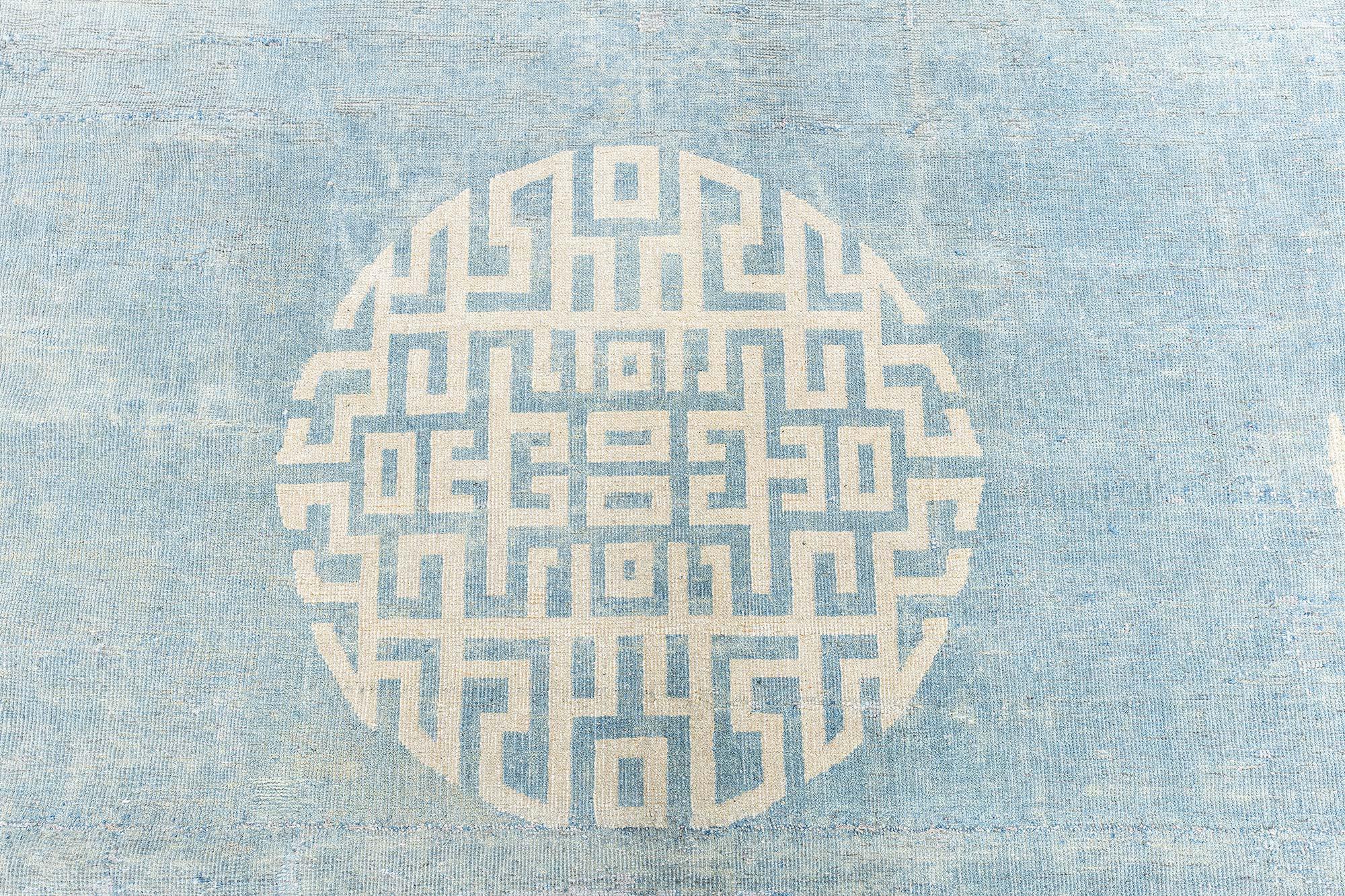 Doris Leslie Blau Alfombra china antigua de lana en verde celadón y beige Chino en venta