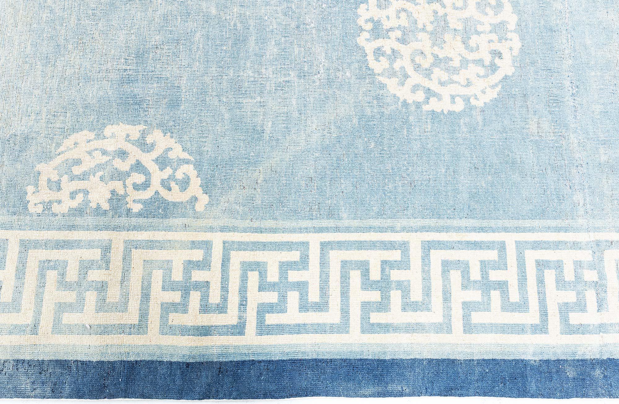 Doris Leslie Blau Alfombra china antigua de lana en verde celadón y beige Tejido a mano en venta
