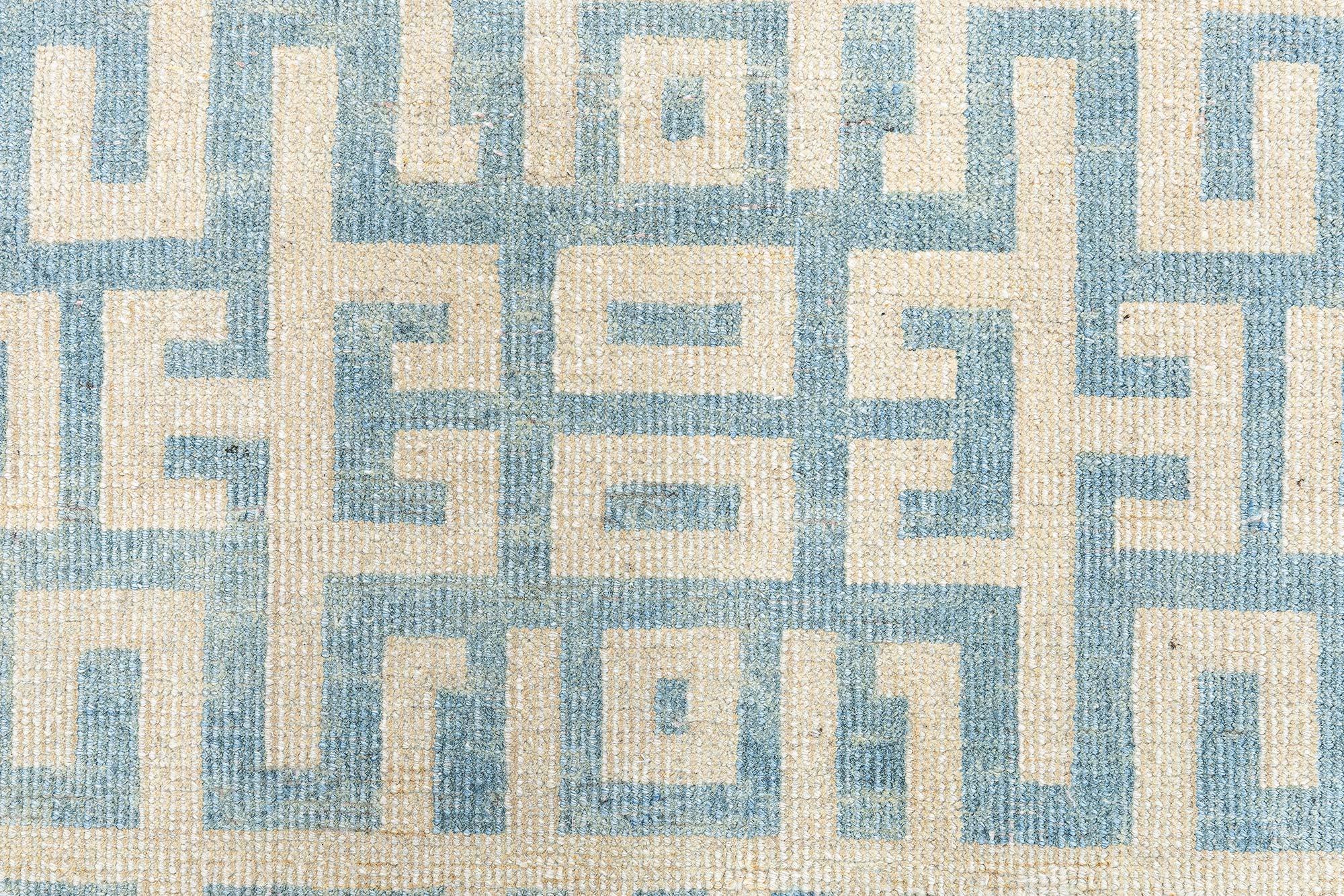 Doris Leslie Blau Alfombra china antigua de lana en verde celadón y beige en Bueno estado para la venta en New York, NY