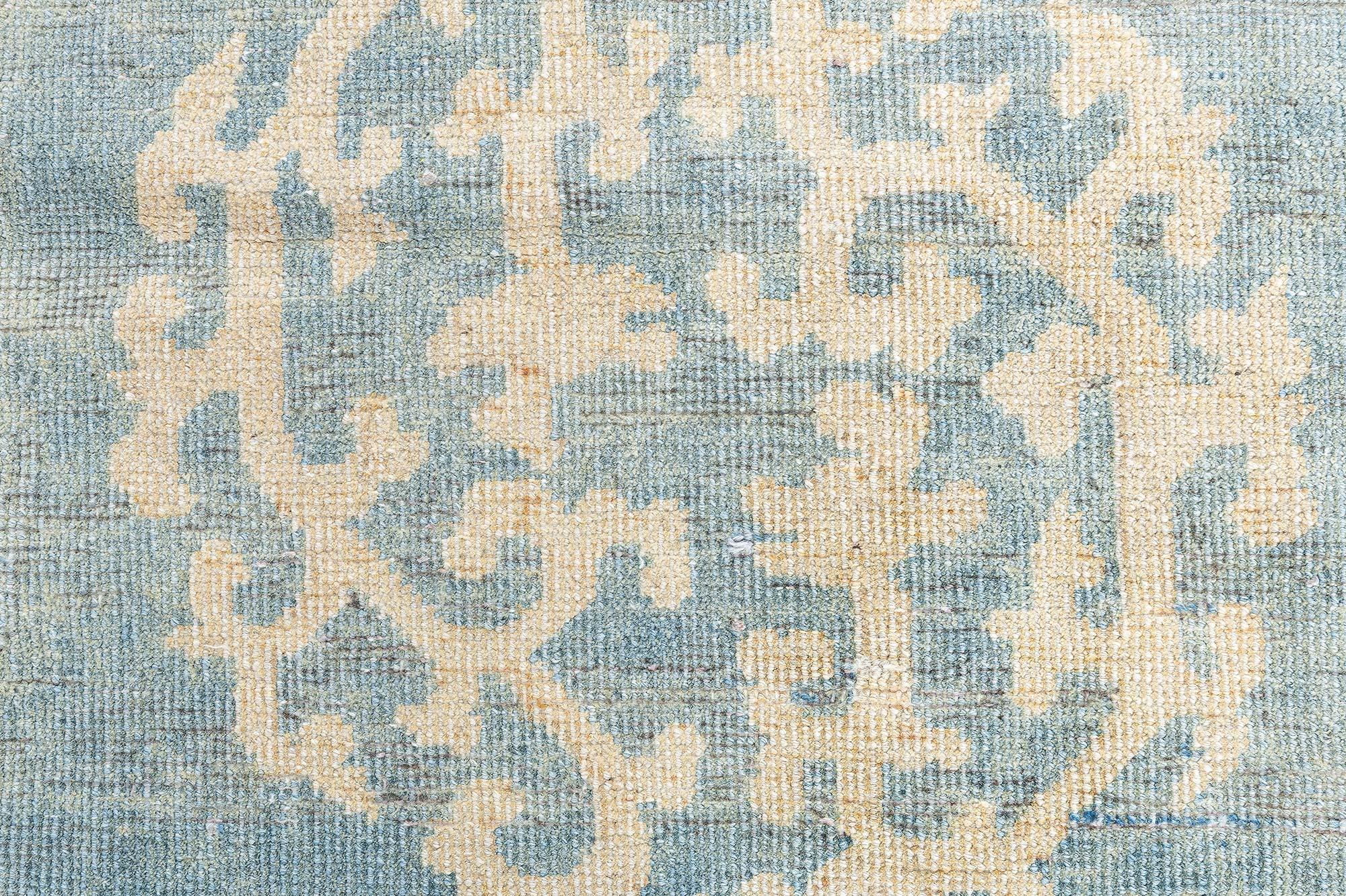 Doris Leslie Blau Alfombra china antigua de lana en verde celadón y beige siglo XIX en venta