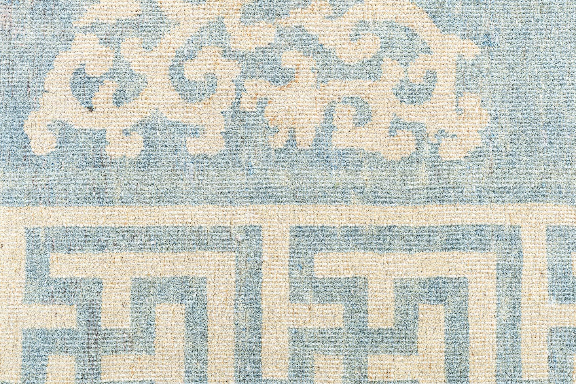 Doris Leslie Blau Alfombra china antigua de lana en verde celadón y beige Lana en venta
