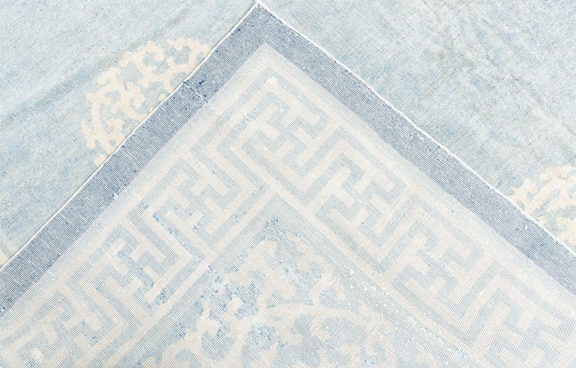 Doris Leslie Blau Alfombra china antigua de lana en verde celadón y beige en venta 2