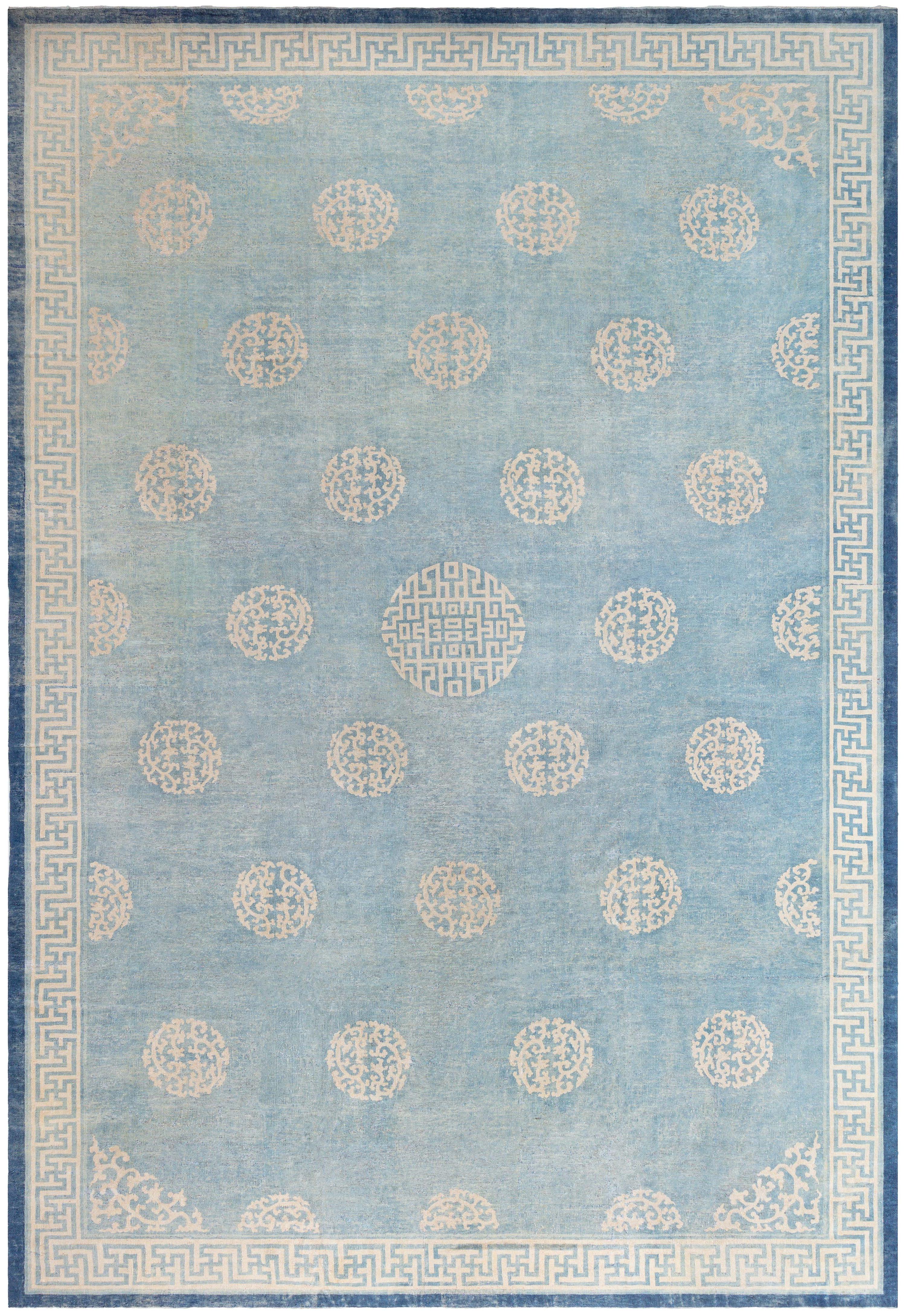 Doris Leslie Blau Alfombra china antigua de lana en verde celadón y beige en venta