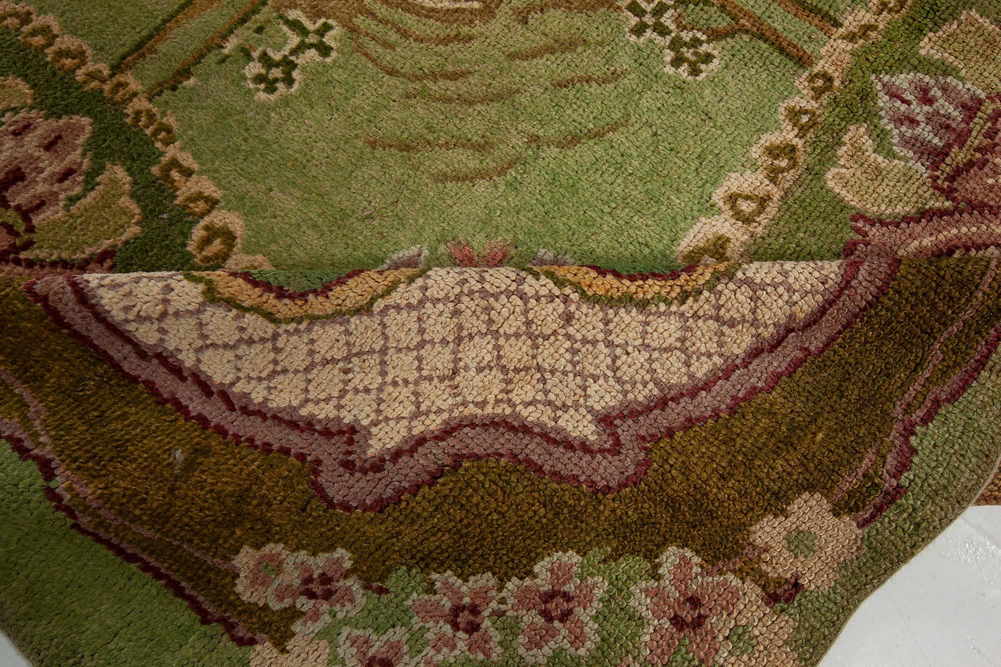 Alfombra inglesa antigua de lana Arts & Crafts de C.F.A. Voysey
Tamaño: 370 × 474 cm (12'2