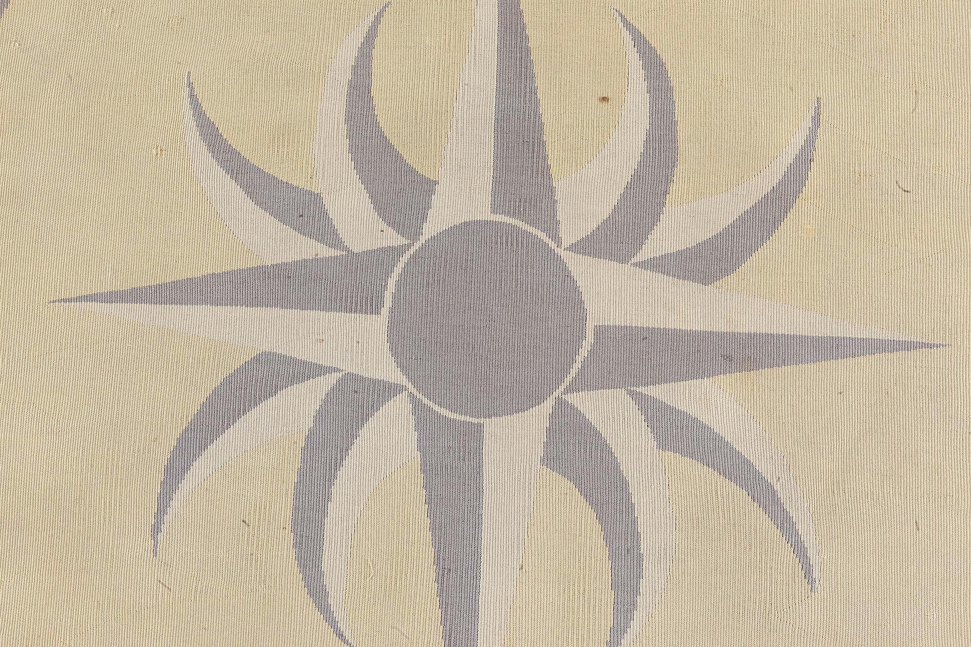 Doris Leslie Blauer antiker französischer Aubusson-Teppich im Aubusson-Stil, Andre Arbus zugeschrieben (Handgewebt) im Angebot