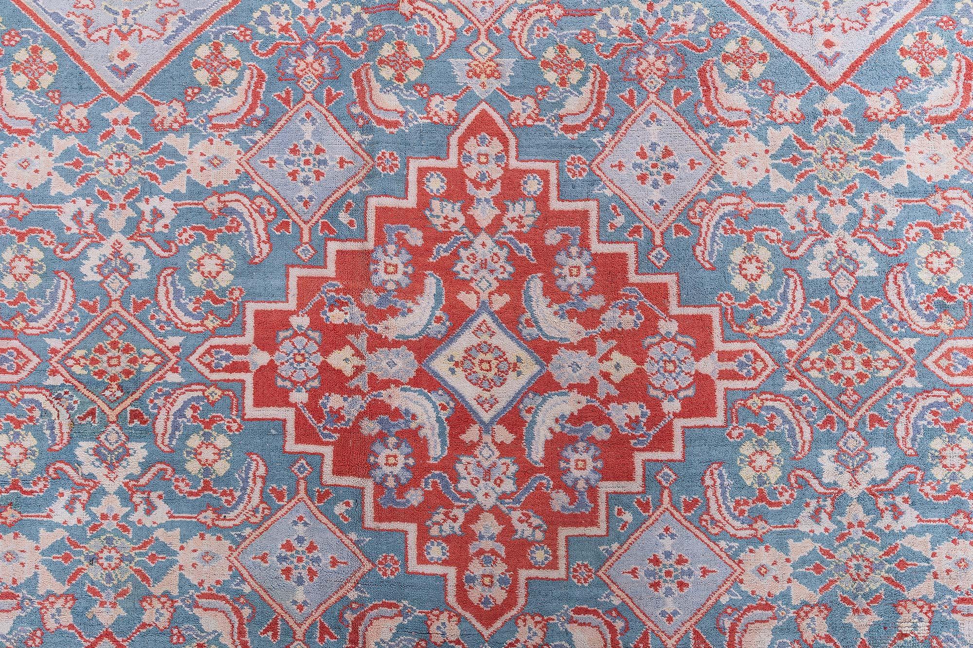 Doris Leslie Blauer antiker indischer Agra-Teppich in Rot und Blau, handgefertigt (Handgeknüpft) im Angebot