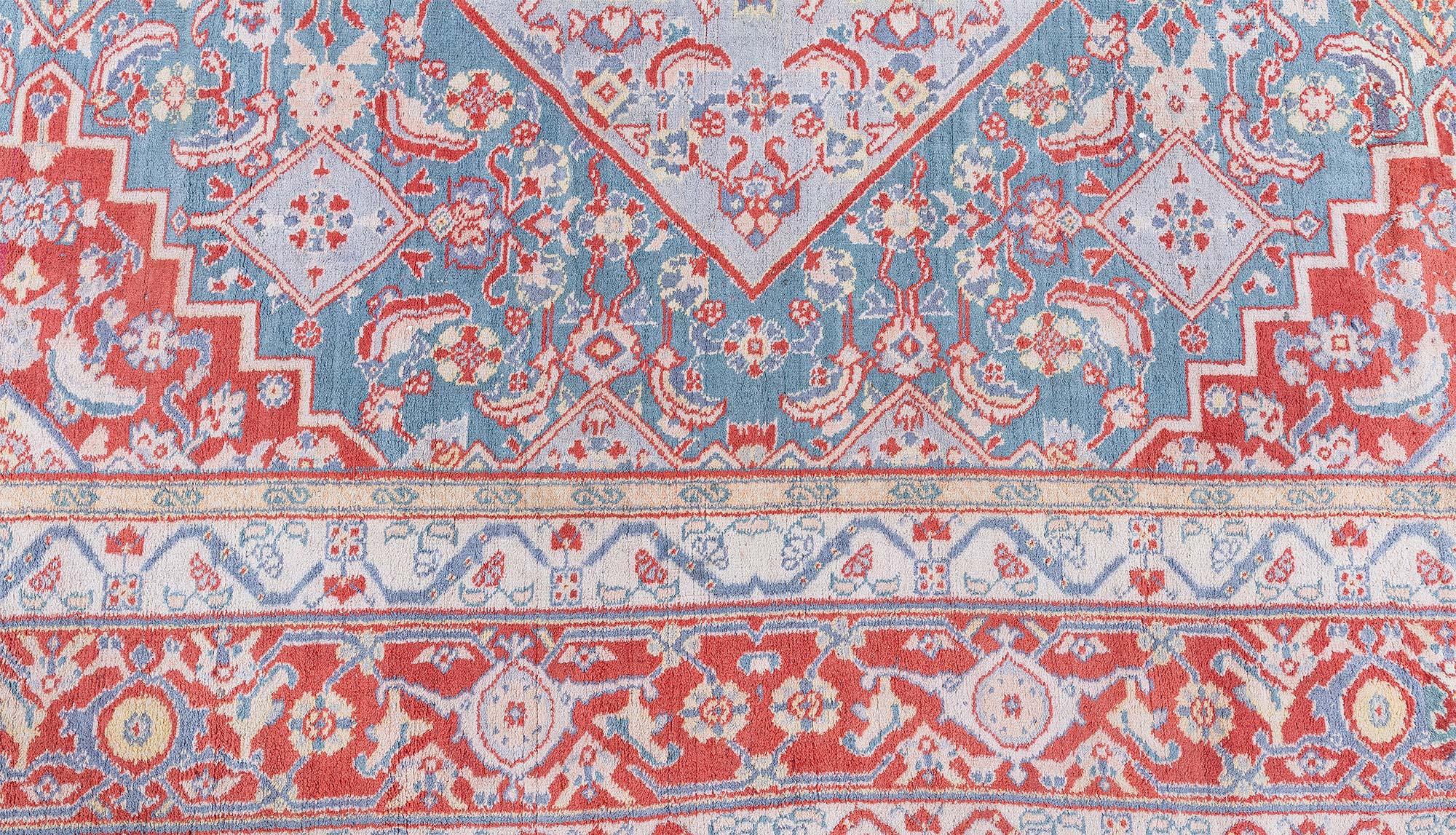 Doris Leslie Blauer antiker indischer Agra-Teppich in Rot und Blau, handgefertigt (20. Jahrhundert) im Angebot