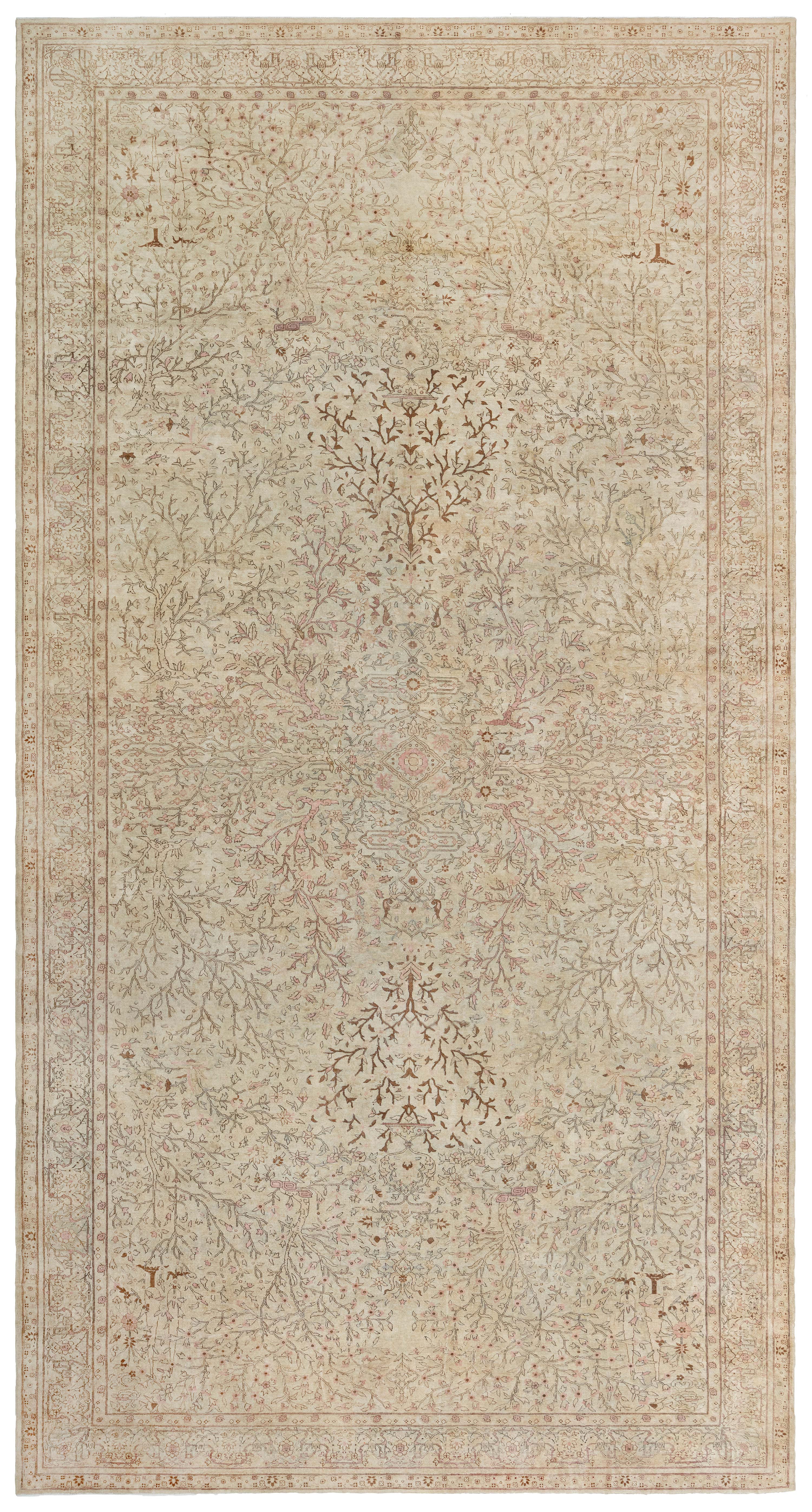 Doris Leslie Blau: Antiker indischer Teppich mit durchgehendem Blumenmuster in zartem Beige – um 1920 im Angebot