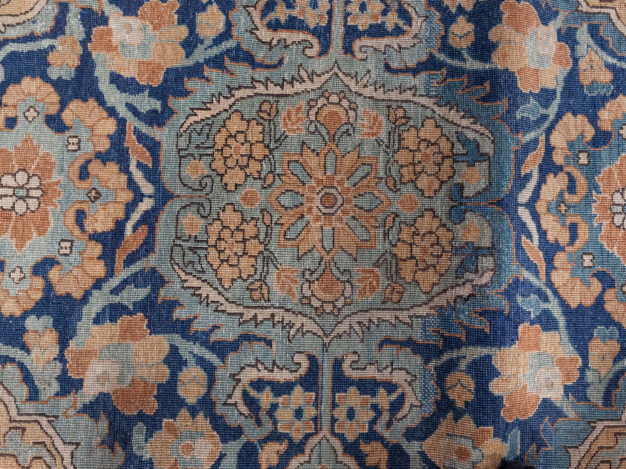 Noué à la main Tapis indien ancien noué à la main Doris Leslie Blau, taille ajustée en vente