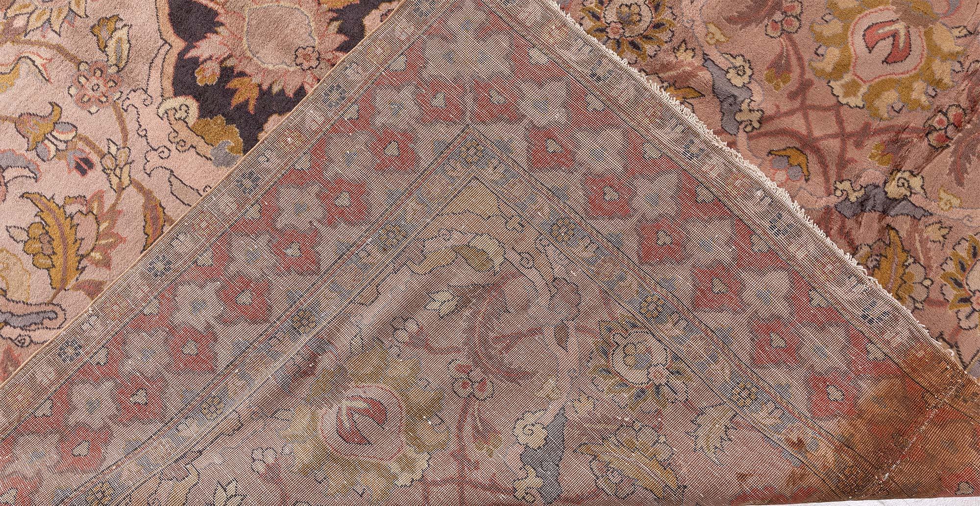 Tapis indien ancien en laine fait à la main Doris Leslie Blau (taille ajustée) en vente 2