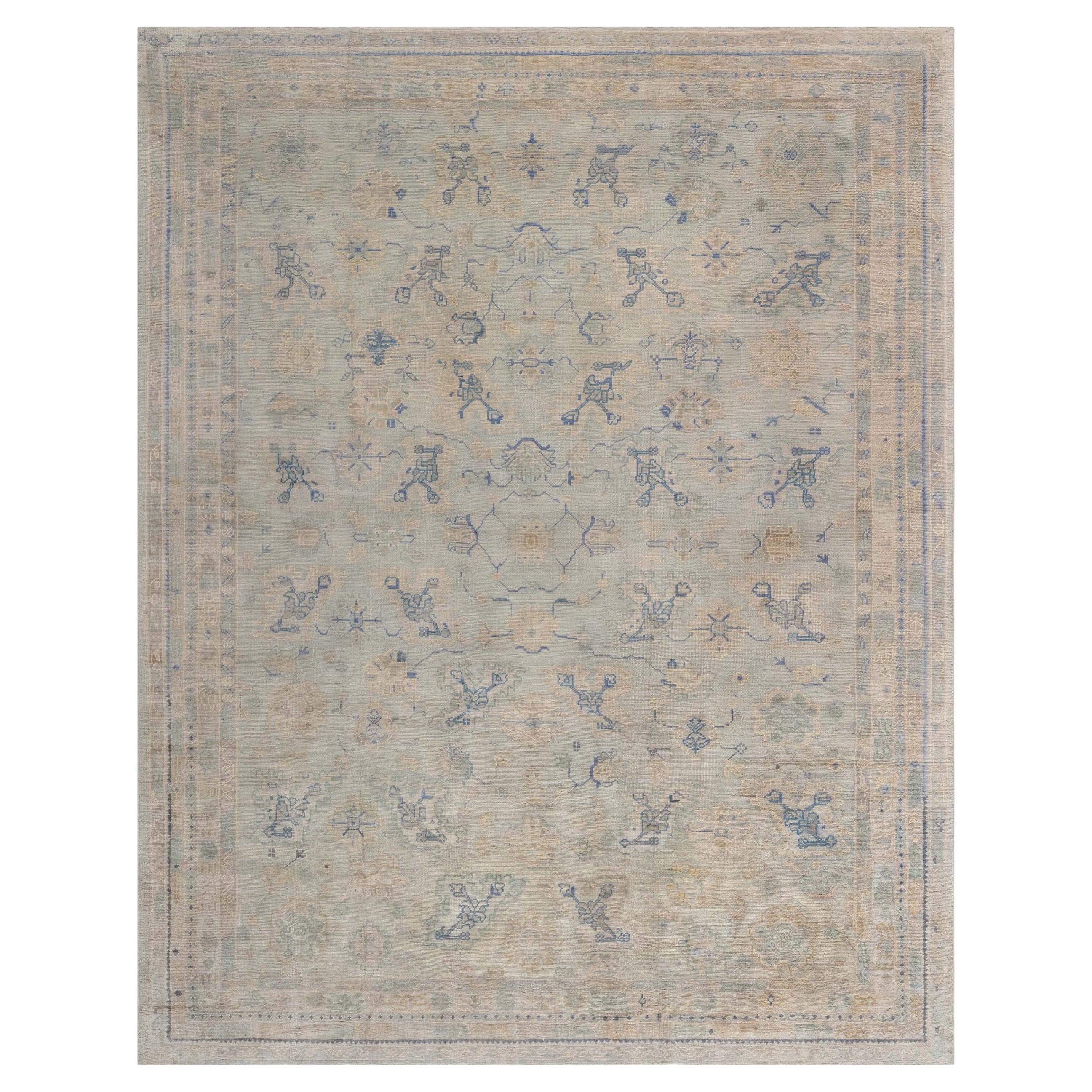 Alfombra turca antigua Oushak de Doris Leslie Blau, con motivos florales por toda la superficie y de color gris claro - hacia 1925