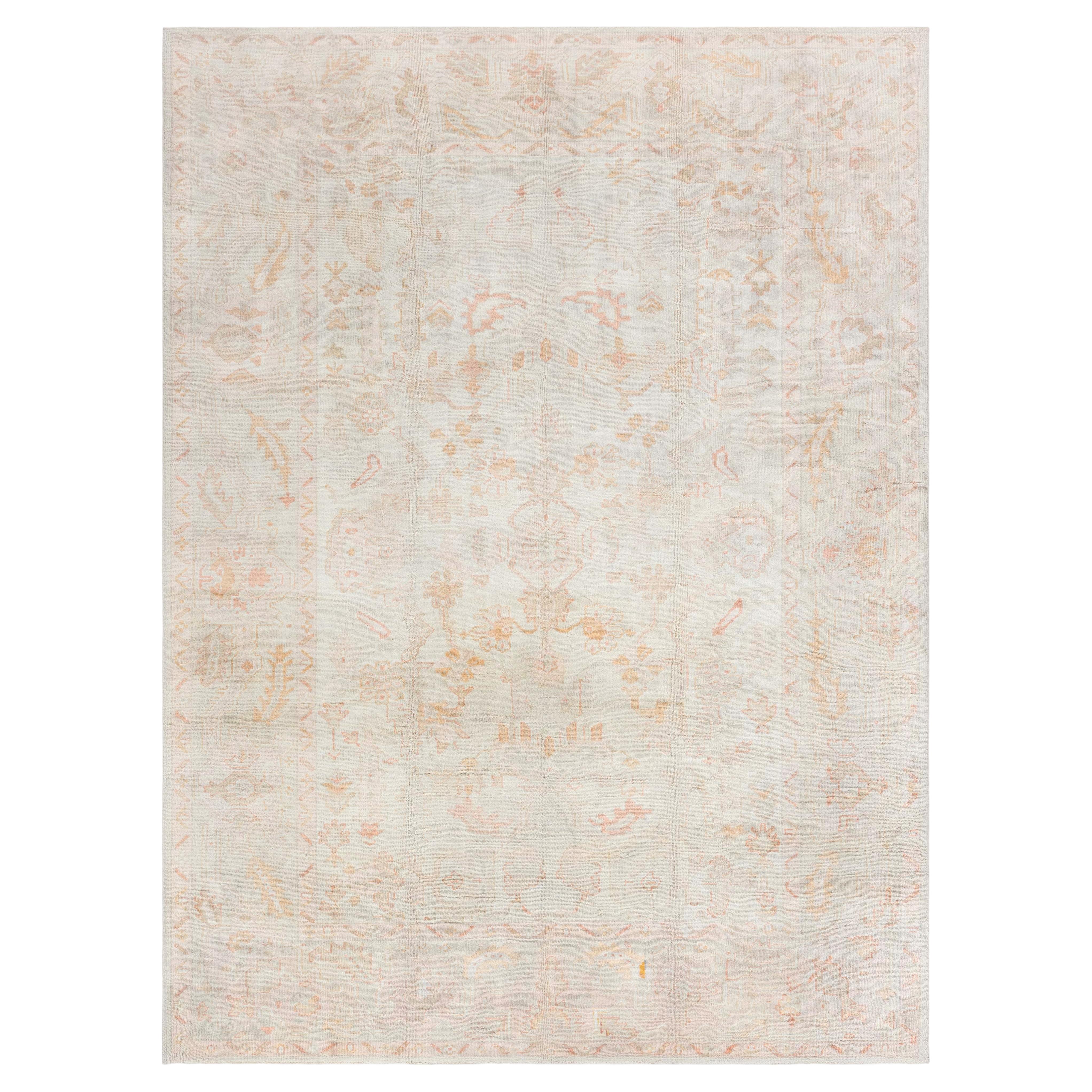 Doris Leslie Blau: Antiker türkischer Oushak-Teppich mit durchgehendem Blumenmuster in zartem Beige – um 1900