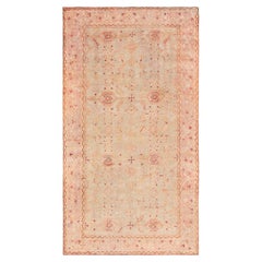 Doris Leslie Blau: Antiker türkischer Oushak-Teppich mit Blumenmuster in Hellbeige – um 1920